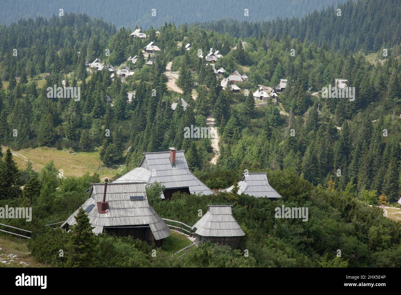 Slowenien, Oberkrain, Kamnik Alpen, Velika Planina, Holzhütten Stockfoto