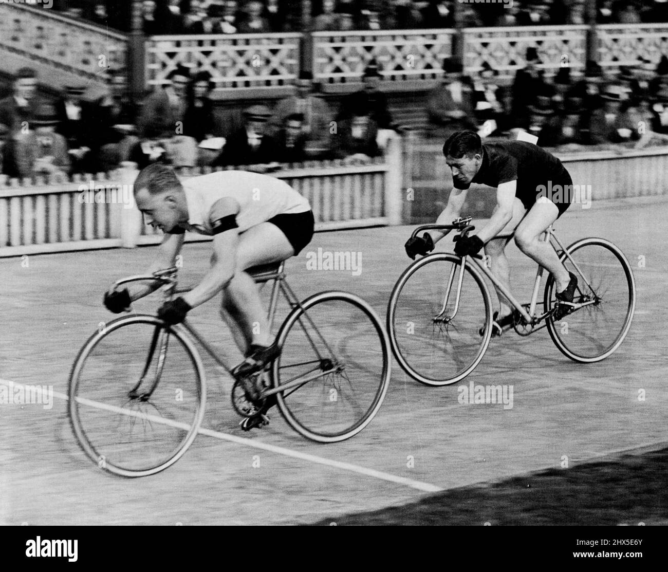 Der Grand Prix der Radfahrer -- S. T. Cozens (Manchester Wheelers) und J.R. Sanders kämpfte gegen die Hitze des Grand Prix von London, an dem Continental-Fahrer an diesem Abend in Herne Hill teilnahmen. Cozens gewann die Hitze. 13. Juli 1931. (Foto von Central Press Foto). Stockfoto