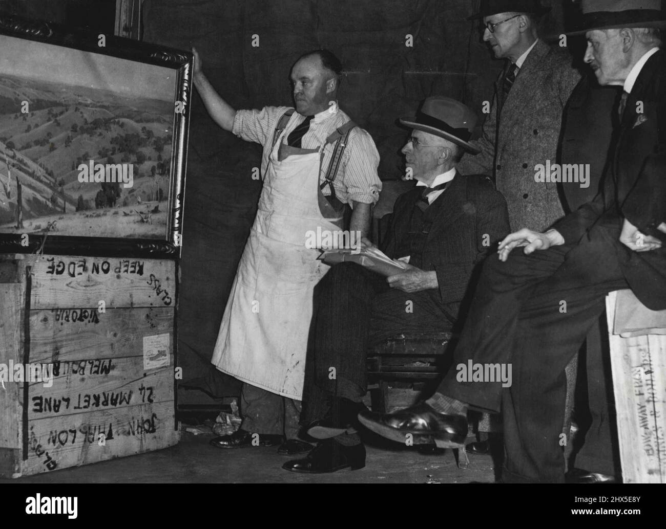 Mitglieder des Auswahlausschusses der Australian Academy of Art wählen heute in Melbourne Bilder für die erste Ausstellung ab ***** Am 8. April in Sydney. Von rechts: Sir John Longstaff (Präsident), die Herren C. Hillis und R. H. Croll (Sekretär). Herr W. Bowell, das andere Mitglied des Komitees steht hinter ***** . 28. März 1938. Stockfoto