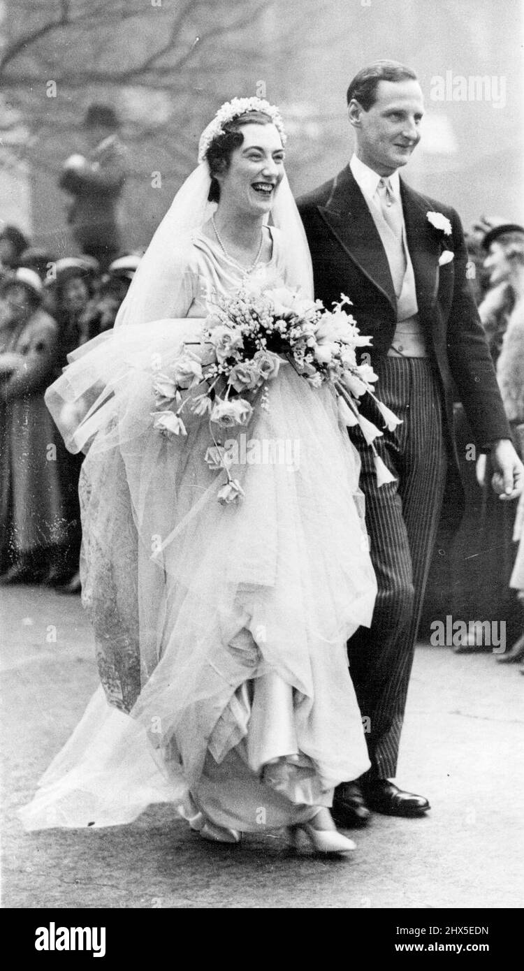***** Scott, Schwester des ***** Und Lieut.-Kommandant Peter Dawnay Nachmittag in St. Margaret's, Westminster. ***** Und der Bräutigam verlässt das ***** Zeremonie. 25.Mai 1936. (Foto von Keystone). Stockfoto