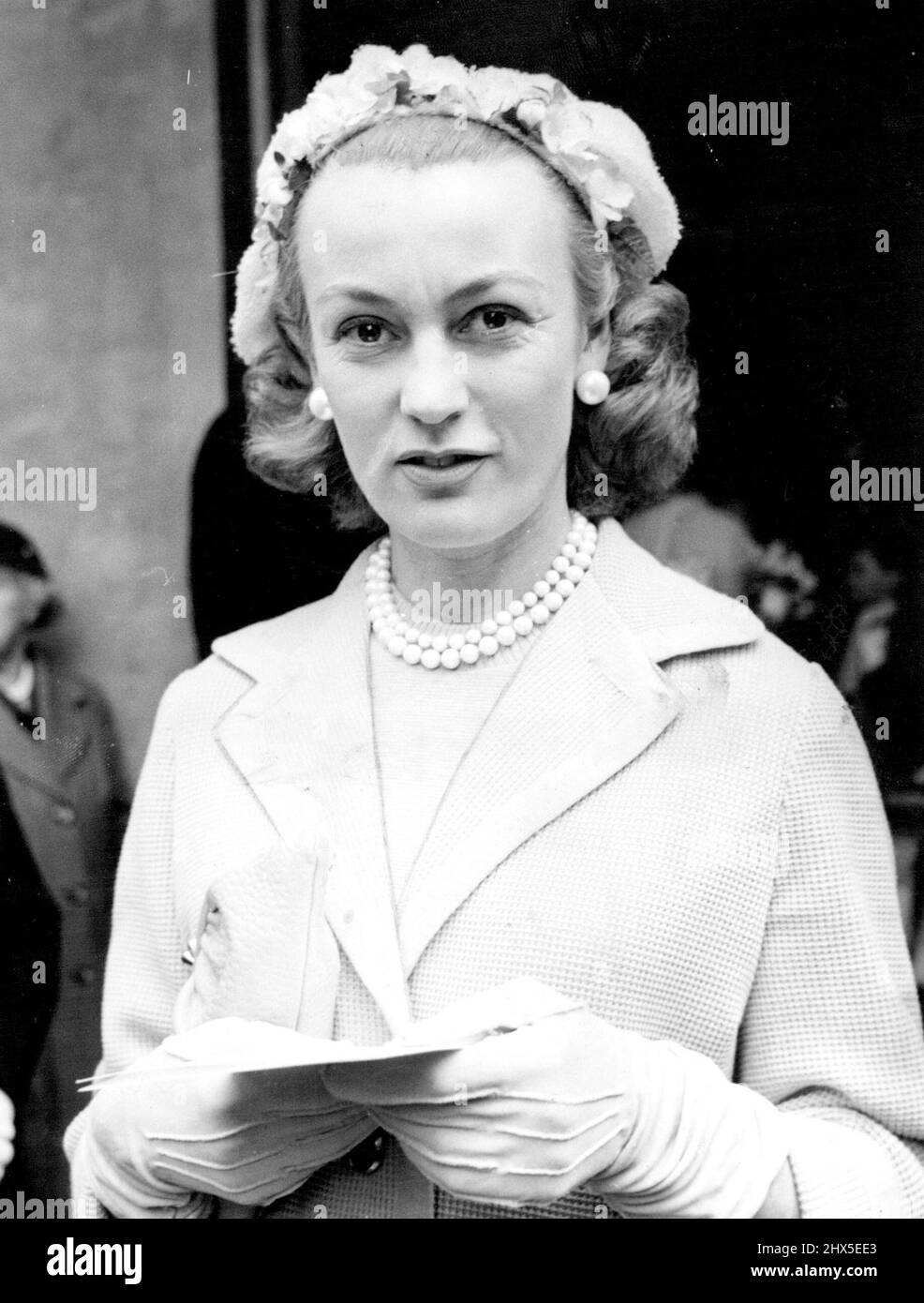 Diese vier schönen Mädchen kamen heute von Qantas Constellation aus London, um britische Kleidung bei den britischen Vogue Export Book Fashion Paraden zu modellieren, die am 19. Januar bei David Jones beginnen werden. Von oben: Viscountess Boyle, della Oake Laura Parnell und Jean Dawnay. 10. Januar 1952. Stockfoto