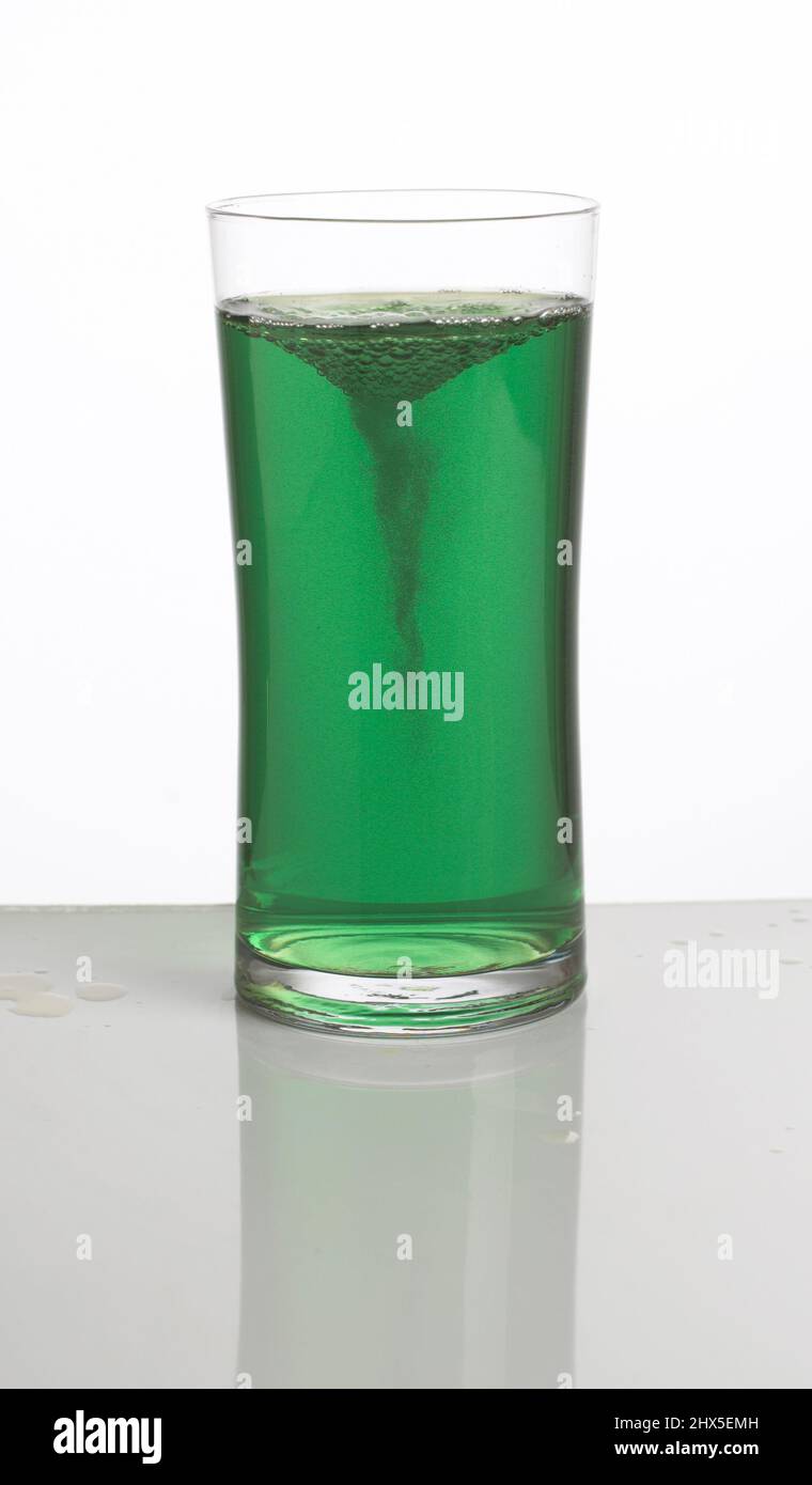 Vortex in Glas Wasser, Nahaufnahme Stockfoto
