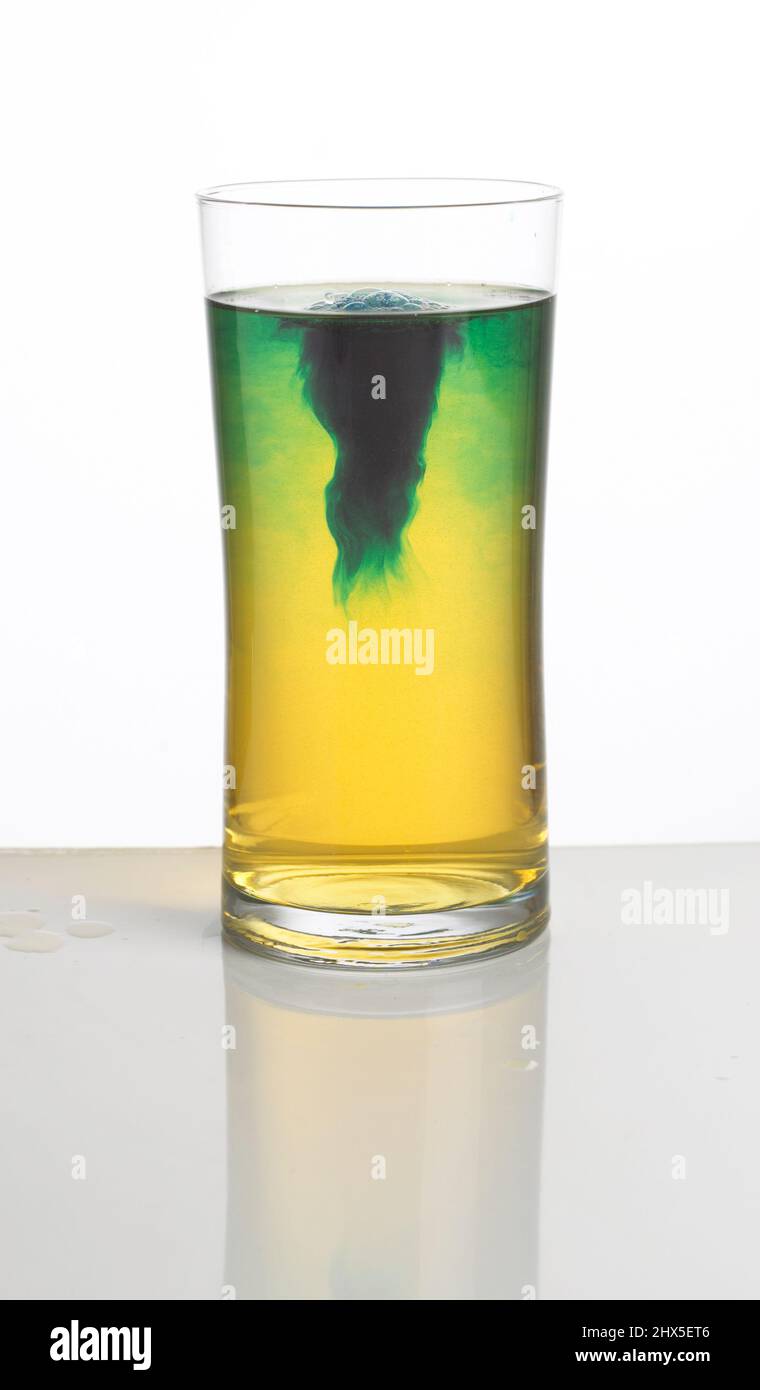 Chemikalien in Glas Wasser, Nahaufnahme Stockfoto