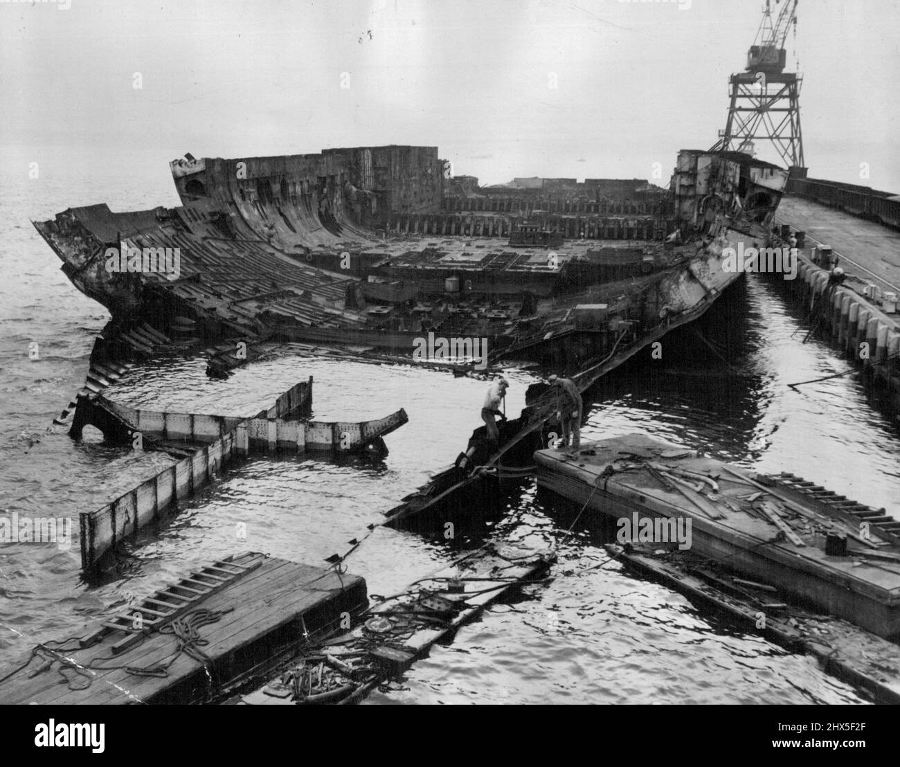 Alles, was von dem ehemaligen großen französischen Linienschiff Normandie übrig bleibt. Die Wreeking-Crews in Port Newark, New Jersey (USA), runden ihre Aufgabe ab, sie in Schrott zu verwandeln. Während des Krieges fing die Normandie Feuer im Hafen und kenterte später. 3. September 1947. Während des Zweiten Weltkriegs wurde die Normandie von den US-Behörden in New York beschlagnahmt und in USS Lafayette umbenannt. Im Jahr 1942 brannte der Liner, als er zu einem Truppenschiff umgebaut wurde, kenterte auf seiner Hafenseite und kam auf dem Schlamm des Hudson River am Pier 88 zur Ruhe Stockfoto