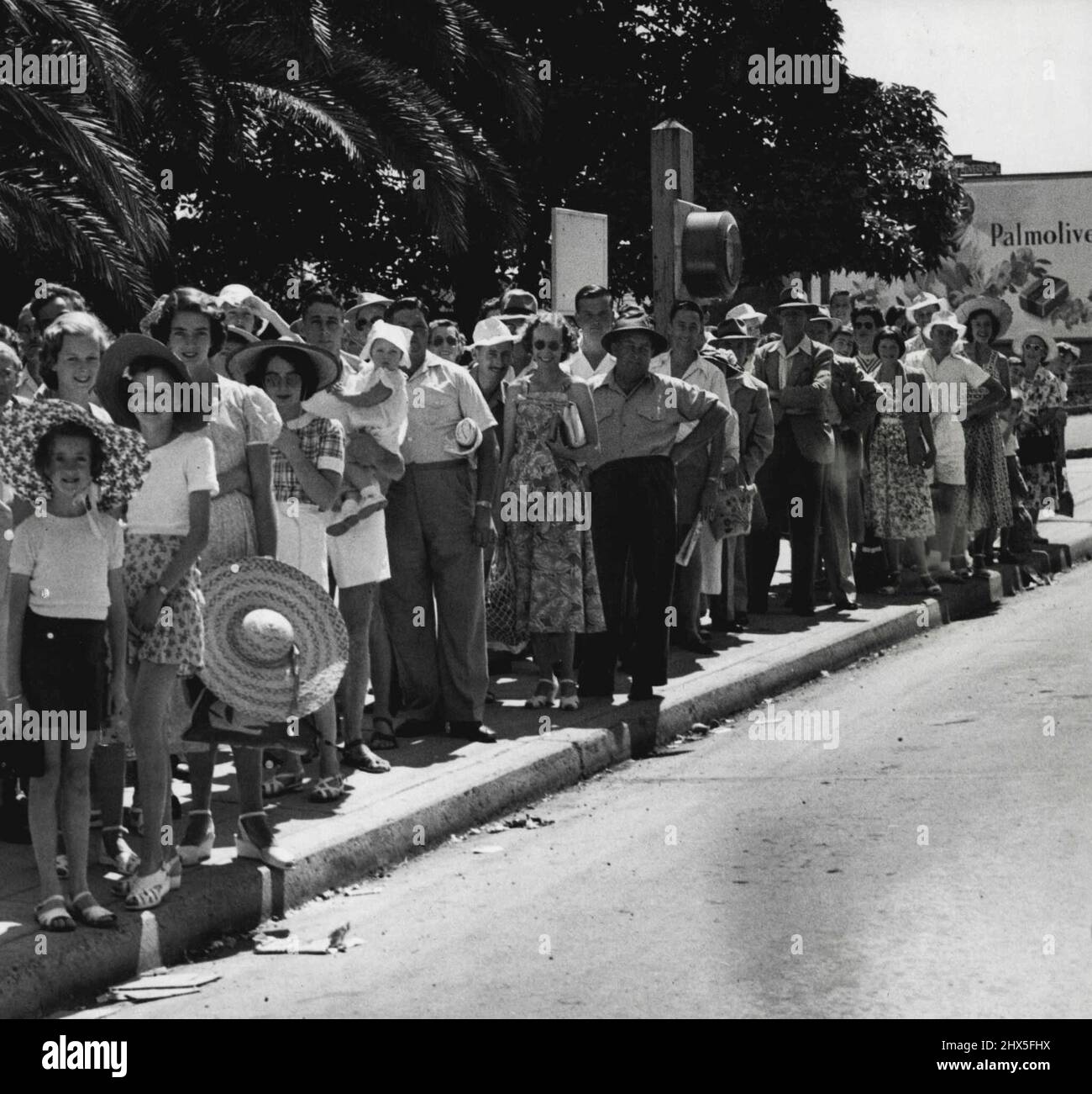 Wartende Menschenmenge: Mit einem Bus mit Manly, der alle fünf Minuten abfährt, könnten sich Urlauber, die in der Buschwarte in der Nähe des Bahnhofs St. Leonards stehen, heute leisten, die Busse gehen zu lassen, wenn alle Plätze genommen würden. Sie zogen es vor, ein paar Minuten länger zu warten und komfortabel zu reisen, anstatt zu Beginn des „Tages“-Ausflugs zu stehen. 30. Januar 1950. Stockfoto