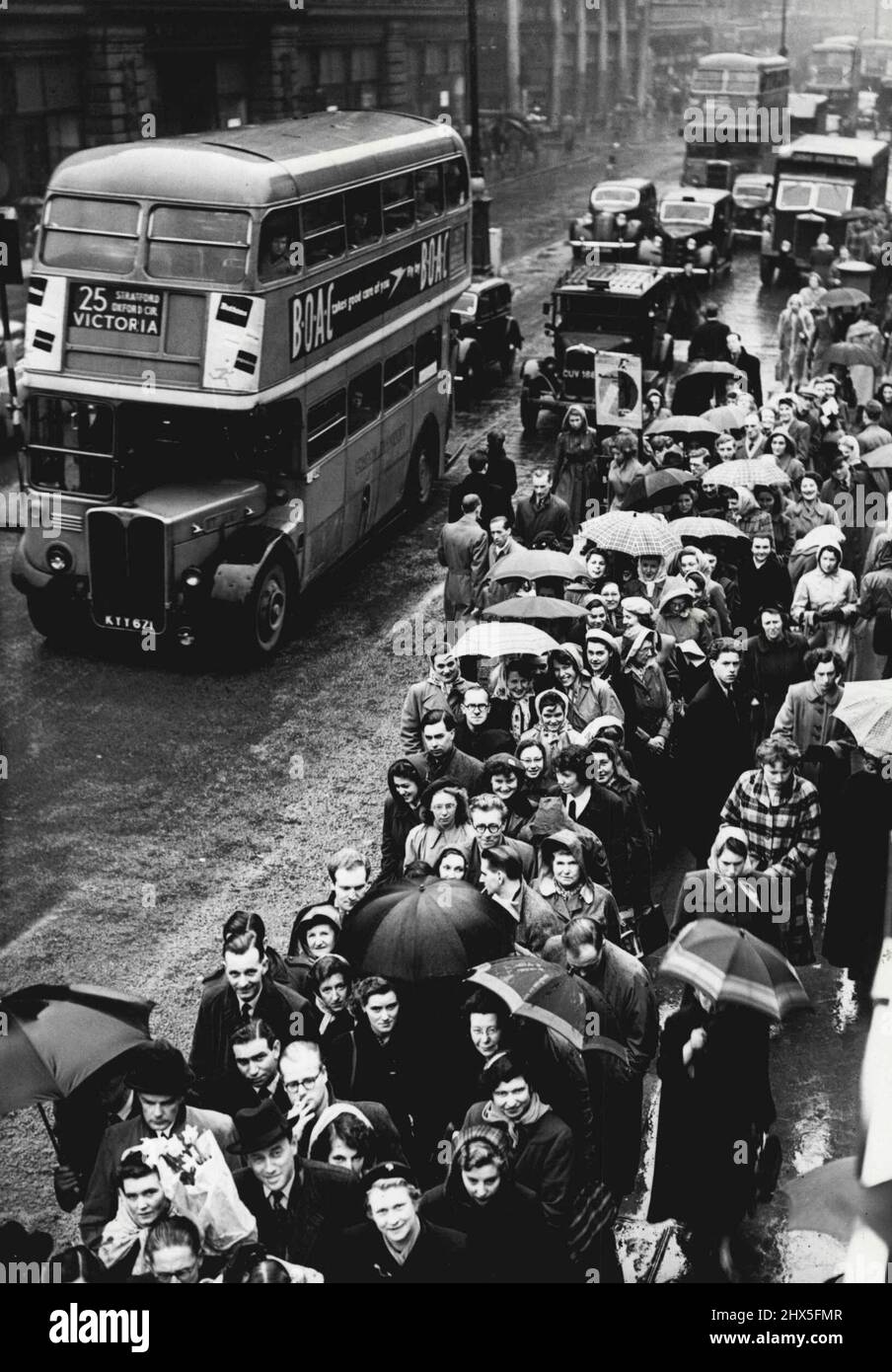 Das Londoner Bargain Center wurde mit Half-Crown Nylons eröffnet -- Besucher stehen heute in der Oxford Street im Regen, um heute Zutritt zur Londoner Bargain Center Exhibition zu erhalten. Signer Anne Shelton führte heute die Eröffnungszeremonie des Londoner Bargain Center in der Ramillies Hall, nahe dem Oxford Circus, durch, wo Waren für den modernen Heim- und Modebereich ausgestellt und für alle Taschen verkauft wurden. Die ersten 300 Besucher konnten heute für 2/6 ein Paar vollmodische Nylons kaufen. 7. März 1952. (Foto von Fox Photos). Stockfoto
