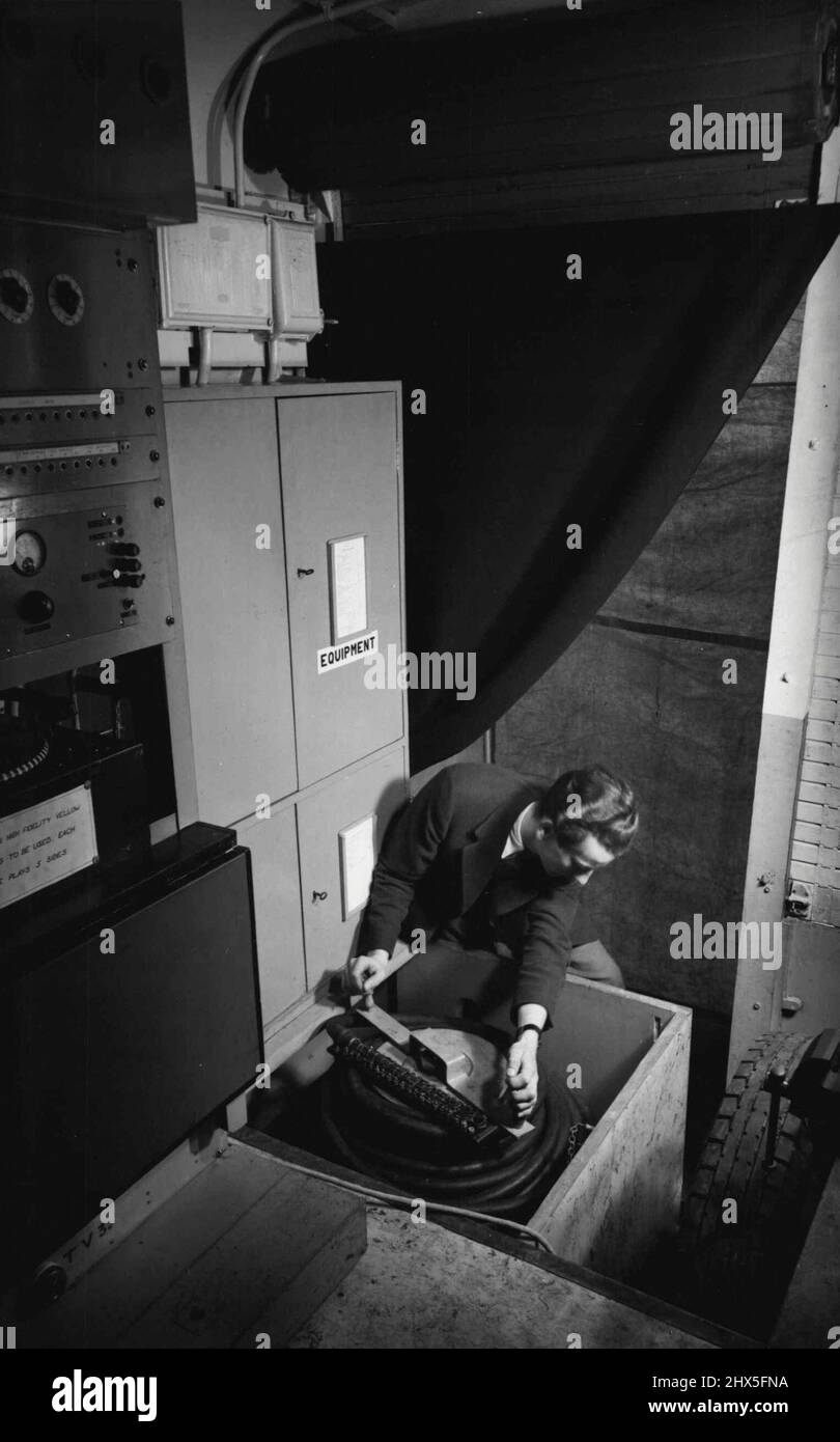 BBC Mobile Control Room, zur Verwendung im Notfall, um alle Atelierräume zu ersetzen, die außer Betrieb sein könnten. 19-paariges Leitungskabel zurückwickeln. Zeigt den U-Link-Anschluss. 01. Oktober 1943. (Foto von BBC). Stockfoto