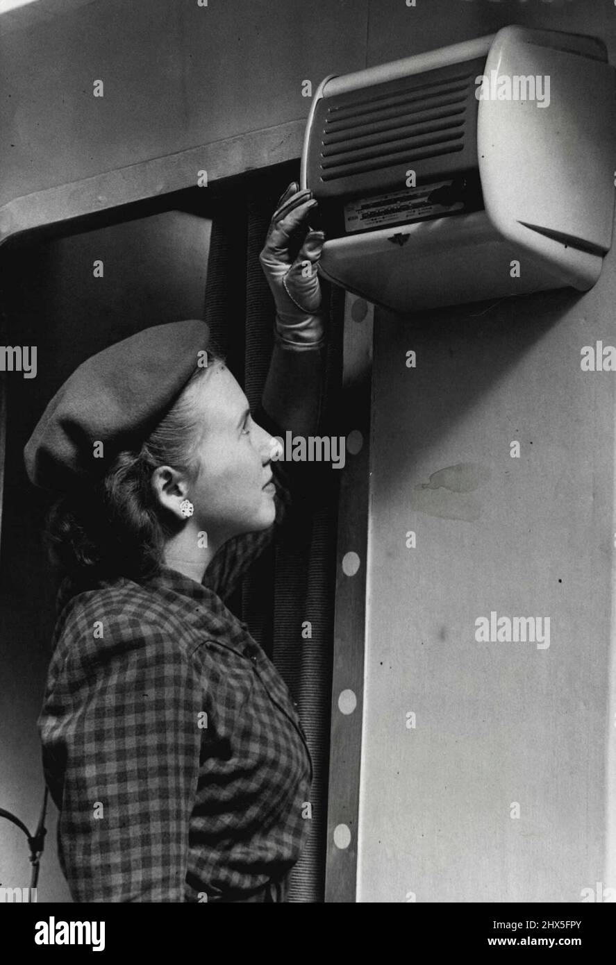 Ultramodern -- auf der Radiolympia, der heute in Olympia, London, eröffneten Messe, gab es viele Neuheiten und Innovationen im Radio. Ein Besucher aus Holland begutachtet das Kolster-Brandes Wandset BW 20. Es handelt sich um einen 4-Ventil-Reflex-Superhet für Wechselstromleitungen, der speziell für das Aufhängen an der Wand in begrenztem Raum entwickelt wurde und für 14 £verkauft wird. 0. 0D. Plus £3. 0. 3D. Kaufsteuer. 30. September 1947. (Foto von Fox Photos). Stockfoto