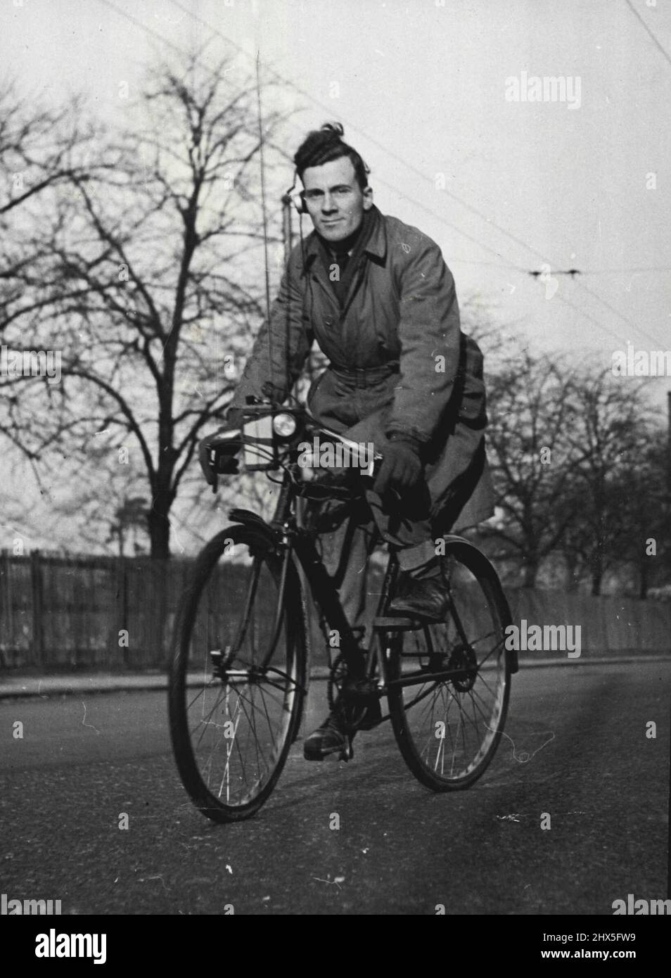 Musik während der Arbeit - der Fernsehforschungsingenieur David St. George sah auf der Ausstellung „Britain Can Make IT“ in London ein Fahrrad mit Radio. David fährt jeden Tag fünf Meilen zu einer Radiofabrik in Nordlondon; inspiriert vom Ausstellungsrad fährt er jetzt mit einem vierer-valvo-Set zur Unterhaltung zu Musik. 29. Januar 1947. (Photo by Mirror Features). Stockfoto