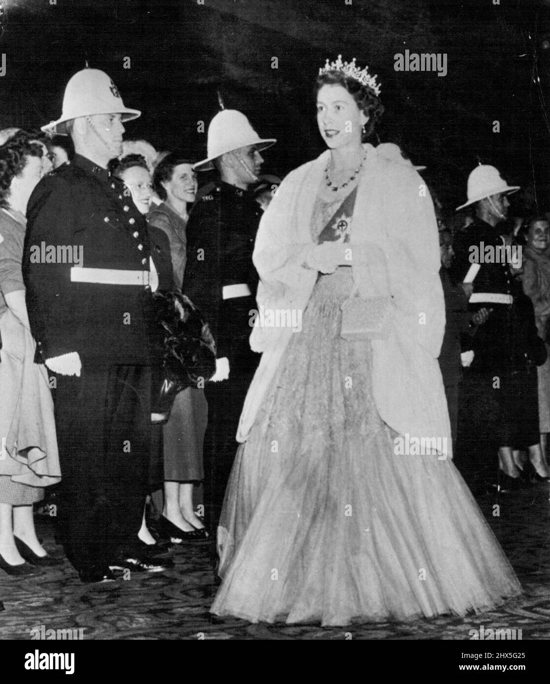 Prinzessin kommt zum Staatsessen -- Prinzessin Elizabeth geht heute Abend hier an der Polizei von Quebec vorbei, auf ihrem Weg zum Staatsessen im Chateau Frontenac. 15. November 1951. (Foto von AP Wirephoto). Stockfoto
