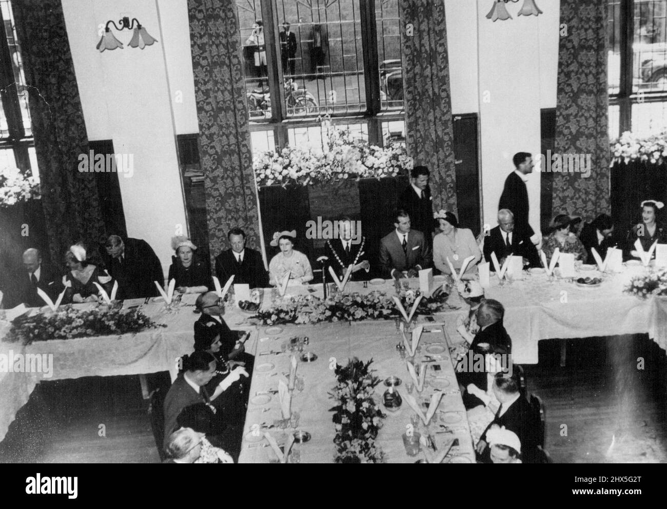 Prinzessin im Nairobi Civic Lunch -- beim Civic Lunch im New Stanley Hotel, Nairobi, sind von links nach rechts (am Tabellenkopf): Stellvertretender Bürgermeister Alderman Doctor J.R. Gregory: Prinzessin Elizabeth: Der Bürgermeister, Alderman J.R. Maxwell, der Herzog von Edinburgh, und Mrs. Maxwell. 06. Februar 1952. Stockfoto