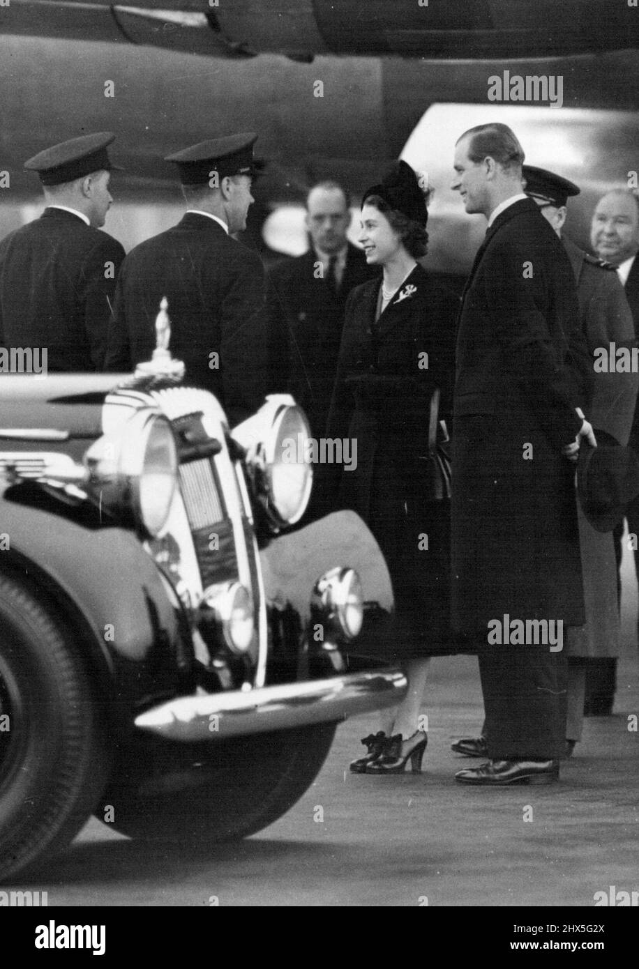 Die Königin kommt nach Hause -- Ihre Majestät Königin Elizabeth II. Kam heute Nachmittag am Flughafen London an und absolvierte einen 4217 Meilen Flug von Nairobi, Kenia. Ihr Flugzeug, die 'Atalanta', hatte einen Stopp zum Tanken bei der R.A.F. gemacht Flugplatz El Adem in der Lybischen Wüste. Das Royal-Flugzeug kam heute Morgen um 6,12 UHR in El Adem an, hielt aber nur 58 Minuten an. Die Königin fuhr vom Flugplatz direkt zum Clarence House, über das zum ersten Mal der königliche Standard gehisst wurde. Briefe und Kondolenzbotschaften strömen weiterhin aus der ganzen Welt in den Buckingham Palace. Stockfoto