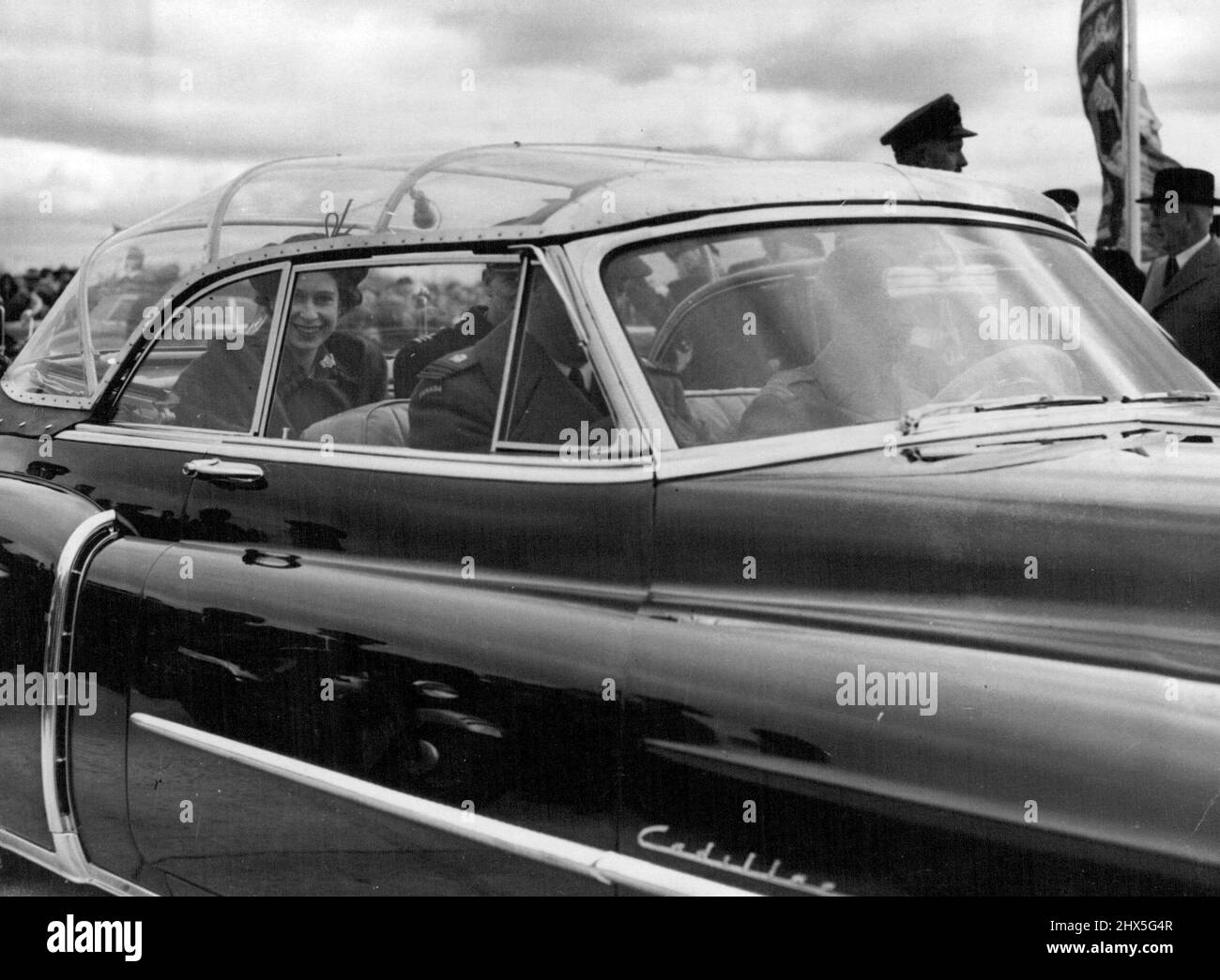 Royal Tour of Canada - in Winnipeg - Prinzessin Elizabeth und der Herzog von Edinburgh in ihrem Auto während ihrer Tour durch Winnipeg. Das Dach des Autos ist aus Plexiglas und schützt so ihre königlichen Hoheiten vor der intensiven Kälte, ohne den Blick auf die riesigen Menschenmengen zu beeinträchtigen, die sich versammelt hatten. 18. Oktober 1951. (Foto von Paul, Paul Popper Ltd.). Stockfoto