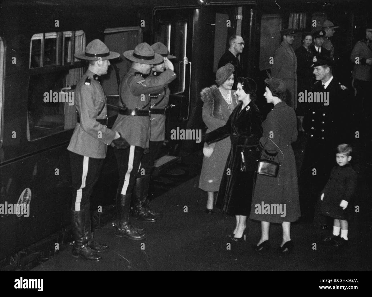 Und Sie ***** Ein Hauch von Kanada auf der Plattform am Bahnhof Euston in London werden die ersten Familiengrüße gegeben. Mit Stolz und Dankbarkeit werden dann die 'Mounties', die mit Elizabeth und Philip aus Kanada zurückkamen, hier Princes Margaret vorgestellt. 19. November 1951. (Foto von Daily Mirror). Stockfoto