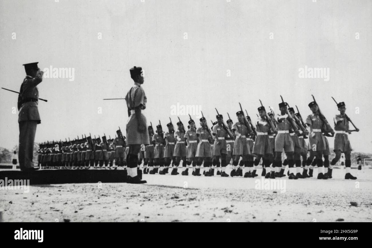 Malaya stärkt Polizei - in einem umfassenden Bemühen, kommunistische Guerillas aus ihren Dschungelversteckungen zu sprengen, führen die britischen Behörden in Malaya intensive Rekrutierungskampagnen für einheimische Polizeikräfte durch. Hier nimmt der stellvertretende polizeikommissar D. P. Macnamara (links) den Gruß als eine Gruppe von 83 Polizeirekruten, die an ihm in einer Passerfeier im Polizeiausbildungsdepot in Kuala Lumpur am 30. Dezember vorbeiziehen. 07. Januar 1950. (Foto von Associated Press Photo). Stockfoto