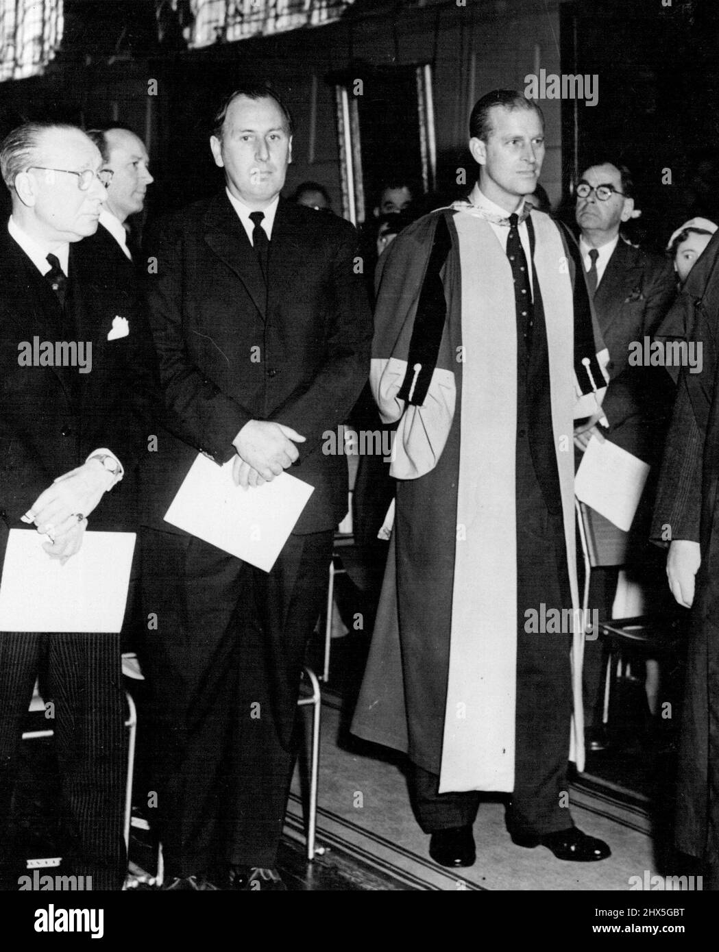 Der Hon. Fellow -- der Herzog von Edinburgh in den Roben von Honory Fellow des Royal College of Arts hatte die Einberufung der R.C.A., die der Herzog besuchte am Freitag. 8. Juli 1955. (Foto von London Express News und Feature Services Picture). Stockfoto