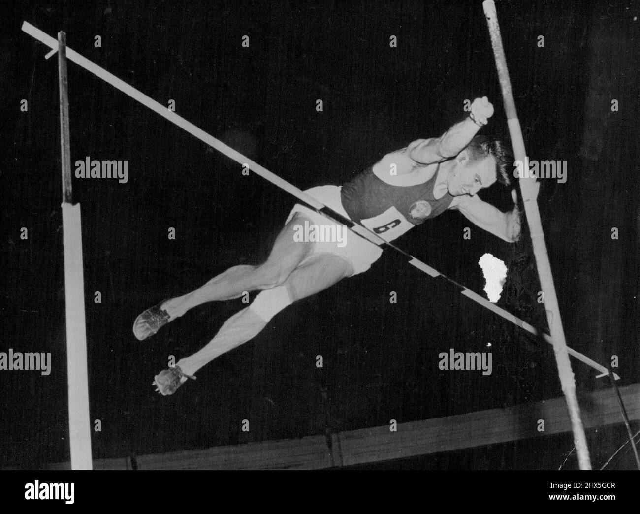 In Stockholm, Russ ***** Der Polsprung: Denisenko* ***** Die Stange, springen, Clearing 4,40 Meter. Viele Russen nehmen an den internationalen Sportwettkämpfen Teil, die jetzt in Stockholm stattfinden. Am Donnerstag den ***** Wurde von dem Russen P. Denisenko gerodet 4,40 Meter gewonnen. Der russische P Denisenko gewinnt beim jüngsten internationalen Sporttreffen in Stockholm mit 4,40 den Sprung in den Stabhochsprung. 04. Juli 1953. (Foto von Paul Popper). Stockfoto