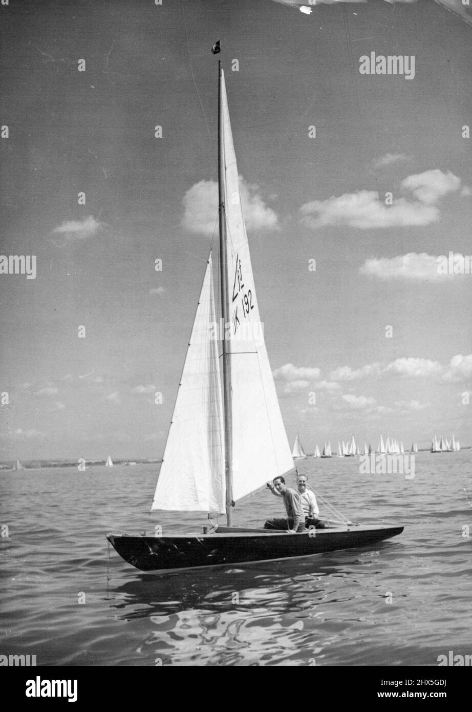 Duke's Yacht Becalemd in Cowes Week Regatta -- die Duke of Edinburgh Yacht Coweslip ankerte, während sie auf einen Wind oder eine Änderung der Gezeiten während der Regatta des Royal London Yacht Club - Teil der Cowes Week - in Cowes, Isle of Wight heute (Feiertag Montag) wartete. An Bord ist Mr. Uffa Fox, der Yachtdesigner, der das Schiff für das Flying Fifteen-Rennen ausnahm. Der Herzog von Edinburgh kam zu spät in Cowes an, um am Rennen teilzunehmen. Er war von Arundel aus an Bord eines Marinekahnes in Portsmouth. 3. August 1953.(Foto von Reuterphoto). Stockfoto