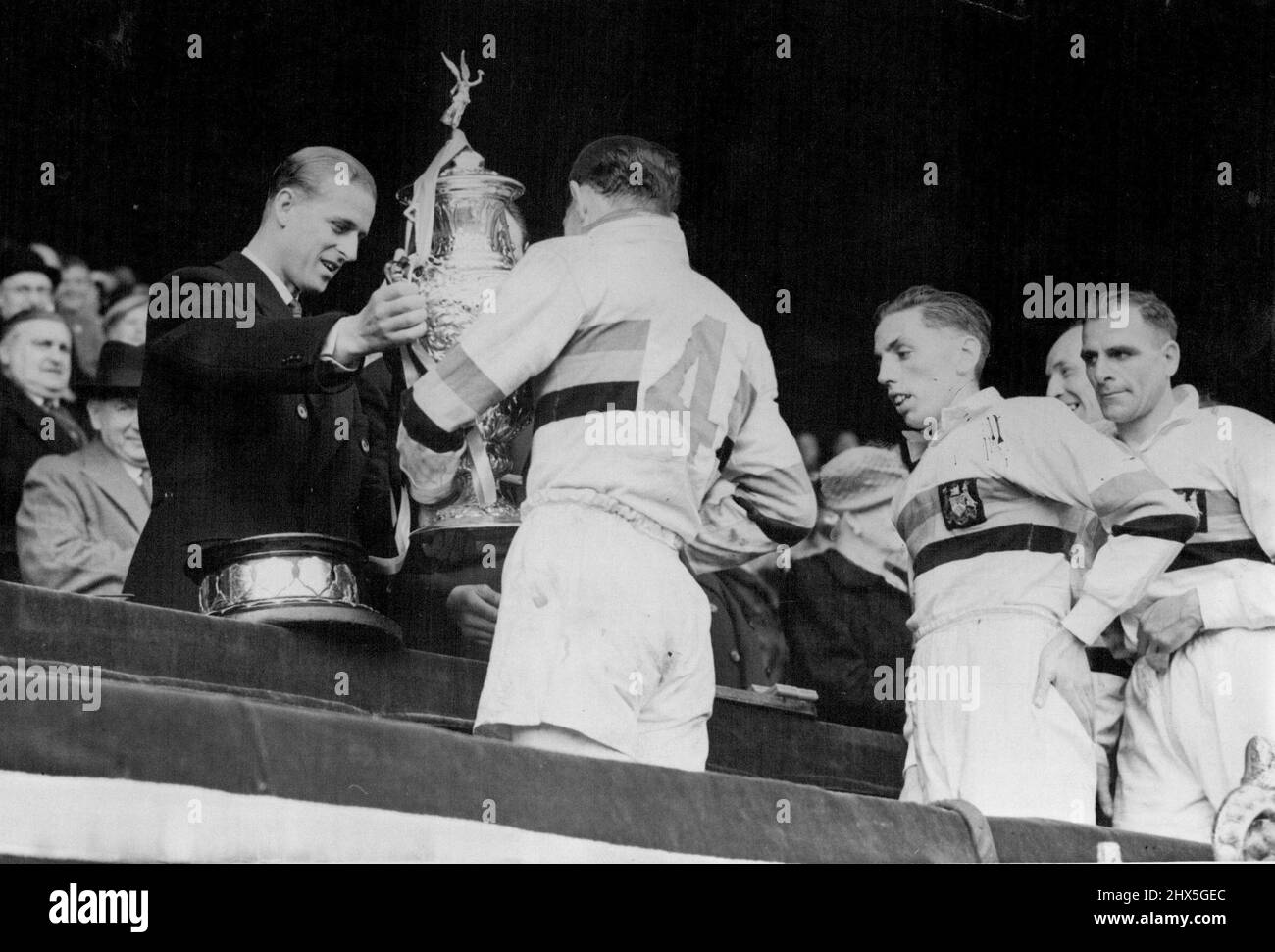 Der Duke überreicht den Rugby-Cup-Endsiegern den Pokal -- der Duke of Edinburgh wird den Rugby League Cup an E. ward, Kapitän von Bradford Northern, der Halifax in Wembley an diesem Nachmittag besiegt hat, überreichen. 7.Mai 1949. (Foto von Reuterphoto). Stockfoto