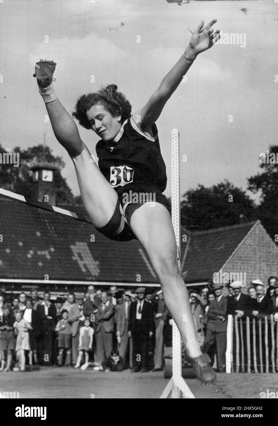 Stylistin Miss S. Alexander räumt 4 Fuß 10 Zoll spektakuläre Mode. Ihr  stilvoller Sprung gewann ihren ersten Platz im Hochsprung-Event bei einem  Sporttreffen auf der Tooting Common Athletic Track. 30. September 1947. (