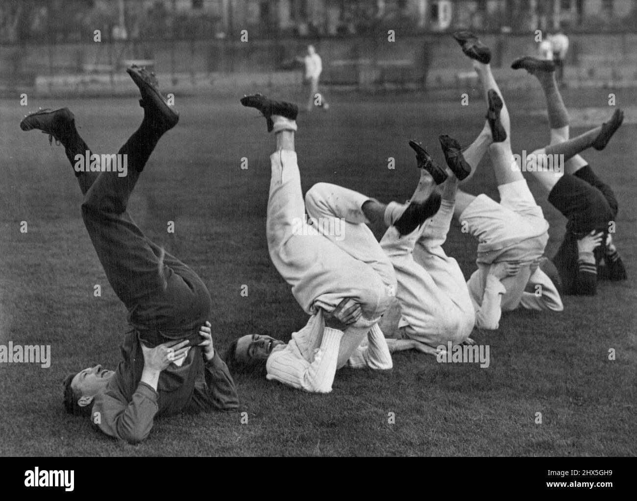 Athleten der Universität Cambridge gehen einige der berühmten A-Cambridge-Athleten, die ihre Beinmuskulatur während ihres Trainings vermindern. Fenners in Cambridge ist wieder einmal der Schauplatz sportlicher Aktivitäten, da Mitglieder des Sportclubs der Cambridge University für ihr Spiel gegen Oxford trainieren, das am 23.. März in der Weißen Stadt stattfindet. Es wird der erste Hochschulsport seit 1939 sein. 26. Februar 1946. (Foto von Fox Photos). Stockfoto