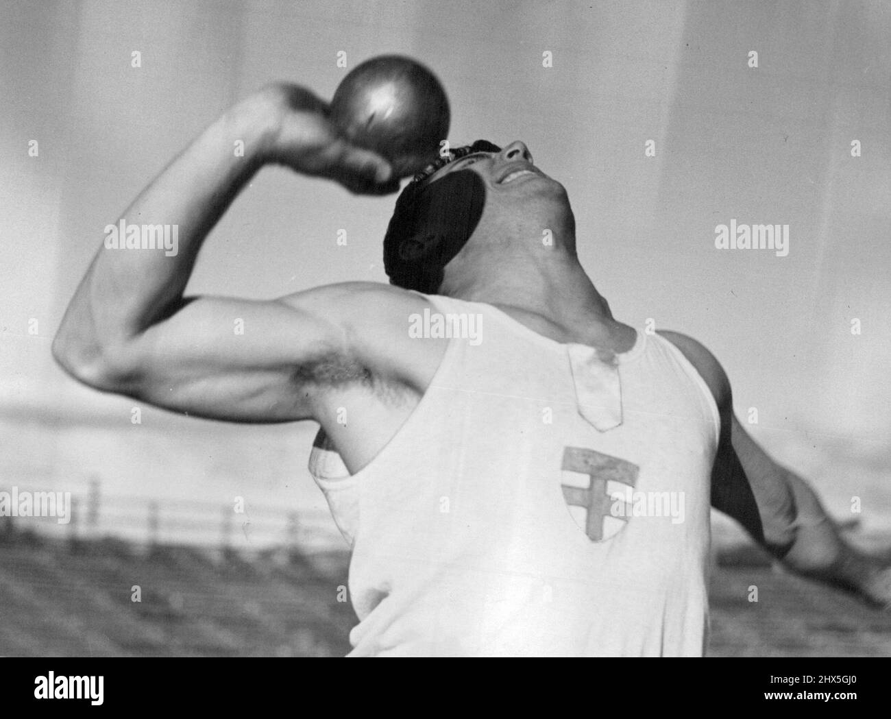 L.C. Ariotti (Sydney) gewann den Kugelstoss bei den Australian Inter University Championships 30., Brisbane, Mai 24. Mai 26,1939. Stockfoto