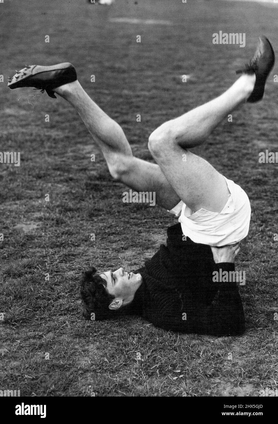 Olympia Hofft, Sich Vorzubereiten. John Wilkinson, einer der führenden britischen Sprinter, hinkt auf, bevor ein Training auf der L.C.C.-Strecke im Tooting Common, London, ausbrach. Obwohl unsere letzten Teams noch nicht entschieden wurden, trainieren die meisten unserer führenden Amateursportler beiderlei Geschlechts jetzt, um sich rechtzeitig für die Olympischen Spiele fit zu machen. 14. April 1948. (Foto von Fox). Stockfoto