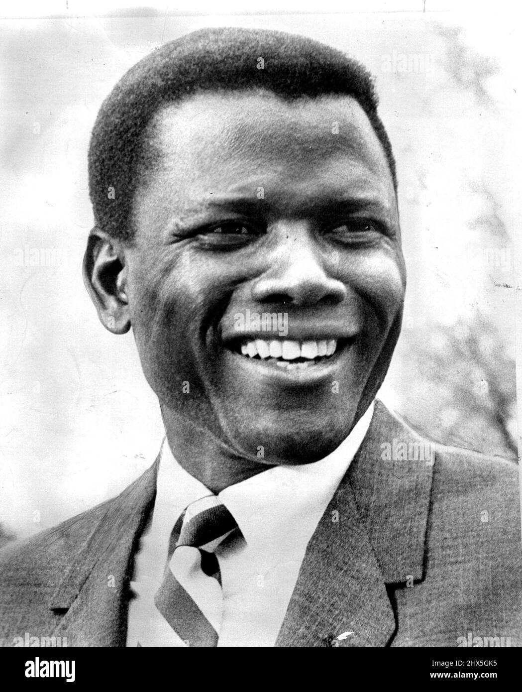 Nach Süden Sidney - Sidney Poitier. Der gutaussehende Schauspieler Sidney Poitier hat den Titel im neuen Film „Kane“. Es erzählt die packende und manchmal ergreifende Geschichte eines Mannes, der in sein Haus im tiefen Süden Amerikas zurückkehrt. Sidney Poitier bringt all das Mitgefühl mit sich, das seine Art zu handeln so unverwechselbar macht. Sidney Poitier... schwarz ist wunderschön. 14. Dezember 1931. (Foto von Universal Pictorial Press Photo). Stockfoto