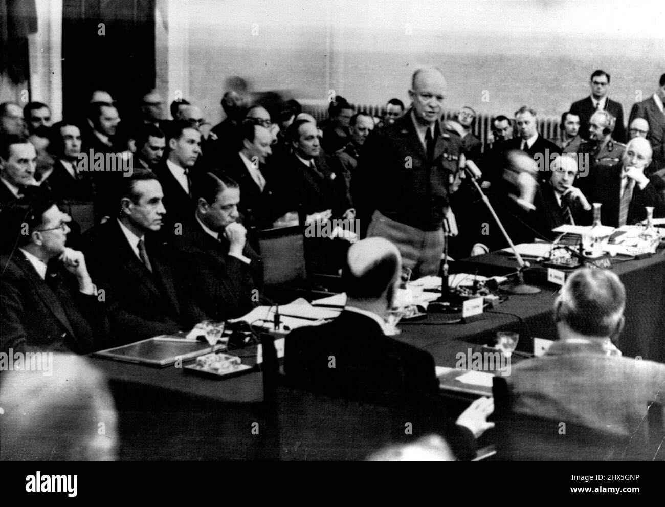 Atomwaffen zur Verteidigung Europas -- Eisenhower -- General Dwight D. Eisenhower, Oberbefehlshaber, sagt heute, am 26. November, dem Nordatlantikvertrag-Organisationsrat in Rom, dass die neuesten Atomwaffen zur Verteidigung Europas eingesetzt werden. Der General sagte weiter, dass diese nicht an die Stelle von Männern und Gewehren kommen würden und dass, während sein Kommando planmäßig Truppen empfangen würde, es eine ernsthafte Zeitverzögerung bei der Produktion von Ausrüstung gab. Jeder, einschließlich der USA, kann mehr tun, sagte Eisenhower. Von links nach rechts: Sir Edwin Plowden, Chief Planning Officer, Großbritannien; Averell Harriman, Botschafter der USA bei Stockfoto