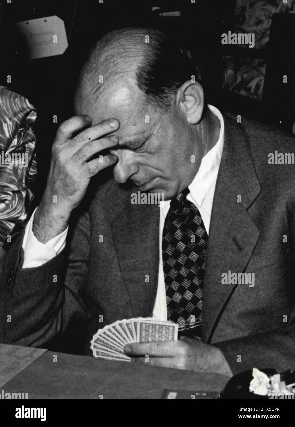 Mr. W. Schaufelberger, Kapitän der N.S.W., erwägt seine Karten bei den australischen Kontraktbrücken-Meisterschaften am Montag in Brisbane. 29. September 1954. Stockfoto