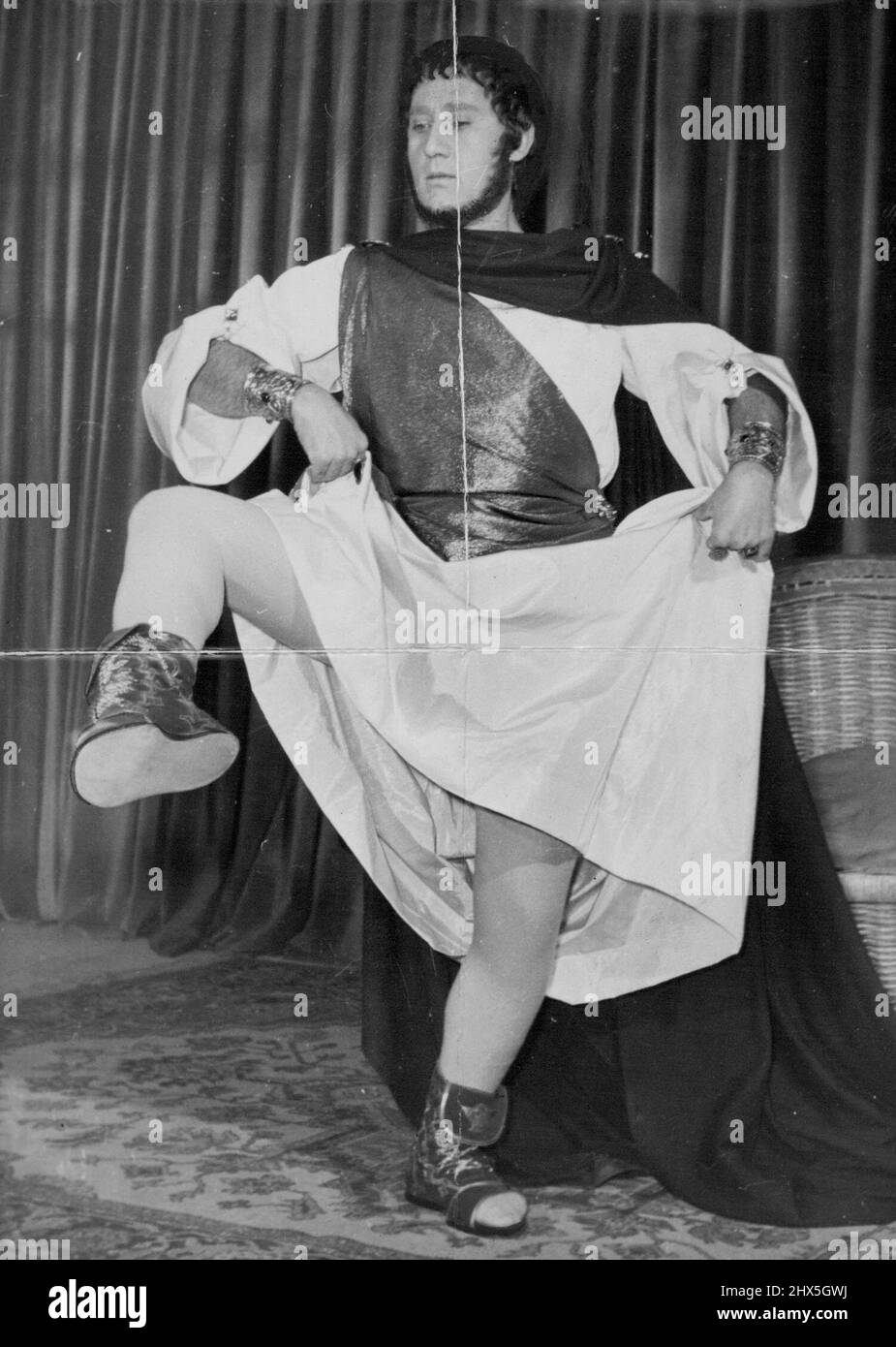 Ein neuer „Nero“ -- ein simpathischer Schauspieler, der von einem römischen Inperator gekleidet ist. Der bekannte italienische Comicschauspieler Alberto Sordi wird die Interpretin des neuen satirischen Films „Nero“ sein, der amerikanischen Gloria Swanson wird Agrippina sein. Zeigt ein Bein. Der italienische Comic Alberto Sordi wird die Namensrolle in einem neuen satirischen Film spielen, Nero. Sein Co-Star in der Rolle der Agrippina ist Gloria Swanson. 01. Dezember 1955. (Foto von Vedo). Stockfoto