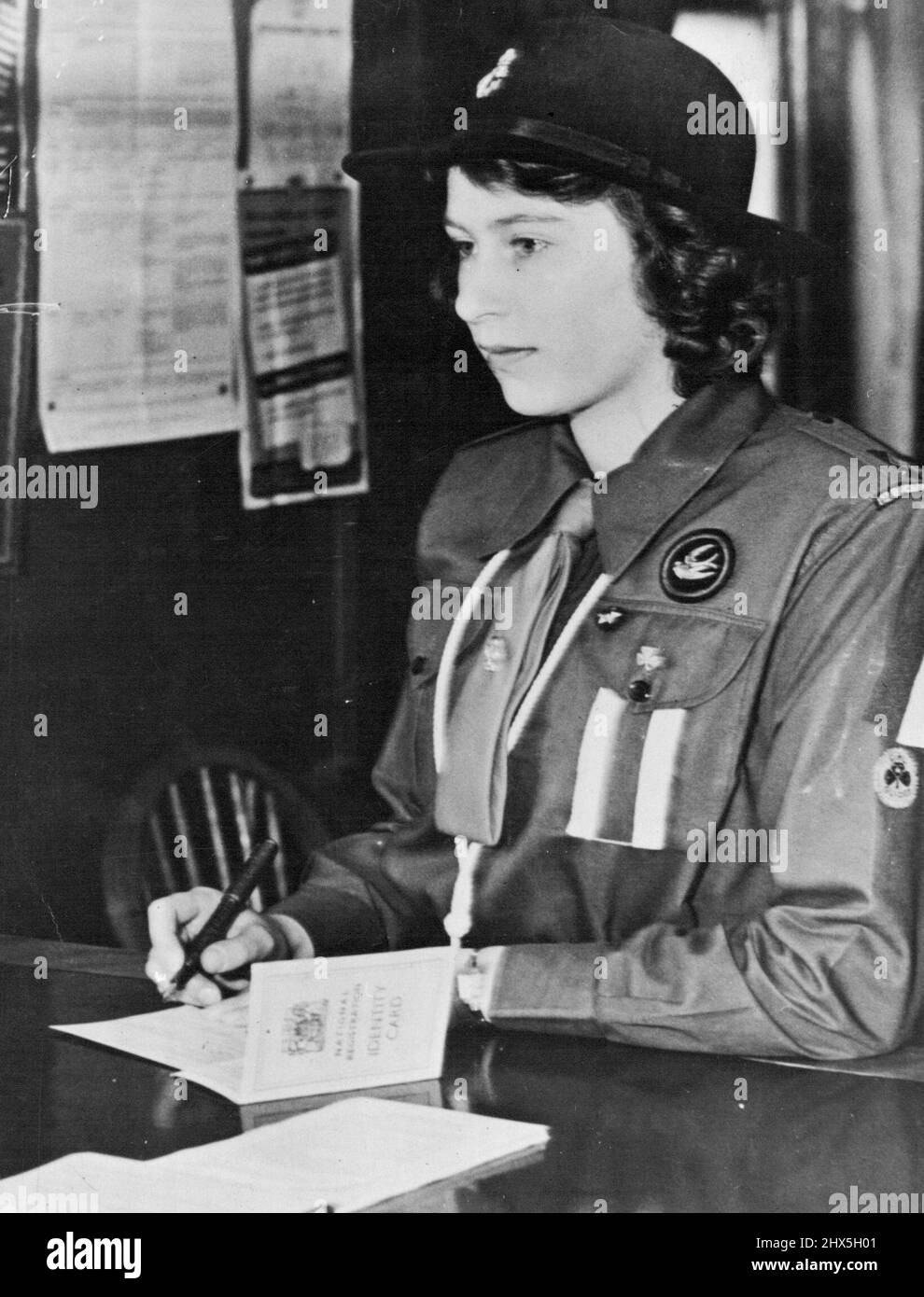 S.R.H. Prinzessin Elizabeth registriert Prinzessin Elizabeth in Girl Guide Uniform, die sich heute bei einer Labour Exchange registriert. Ihre Königliche Hoheit Prinzessin Elizabeth gehörte zu den 16 Jahre alten Mädchen, die sich heute im Rahmen des Jugendregistrierungskonzeptes registriert haben. Am Dienstag war sie 16 Jahre alt. Die Prinzessin unterzeichnete ein Anmeldeformular in der gleichen Weise wie etwa 200.000 andere Mädchen in den Büros des Arbeitsministeriums im ganzen Land. 25. April 1942. (Foto: Fotos der Londoner Nachrichtenagentur). Stockfoto