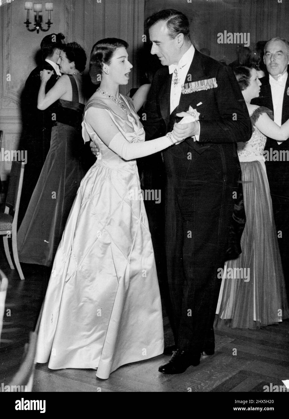 Prinz besucht Ball in Savoyen -- Prinzessin Elizabeth tanzt mit Lord Louis Mountbatten, als sie an einem Ball teilnahm, der im Savoyen zur Unterstützung des Bildungsfonds-Appells des Royal College of ***** stattfand Heute. Prinzessin Elizabeth war in ernsthafte Gespräche verwoben, als sie mit Earl Mount-Batten tanzte, als dieses Foto während des Balls in Savoy, London, aufgenommen wurde, um den Appell des Bildungsfonds des Royal College of Nursing letzte Woche zu unterstützen. 03. Juli 1951. Stockfoto