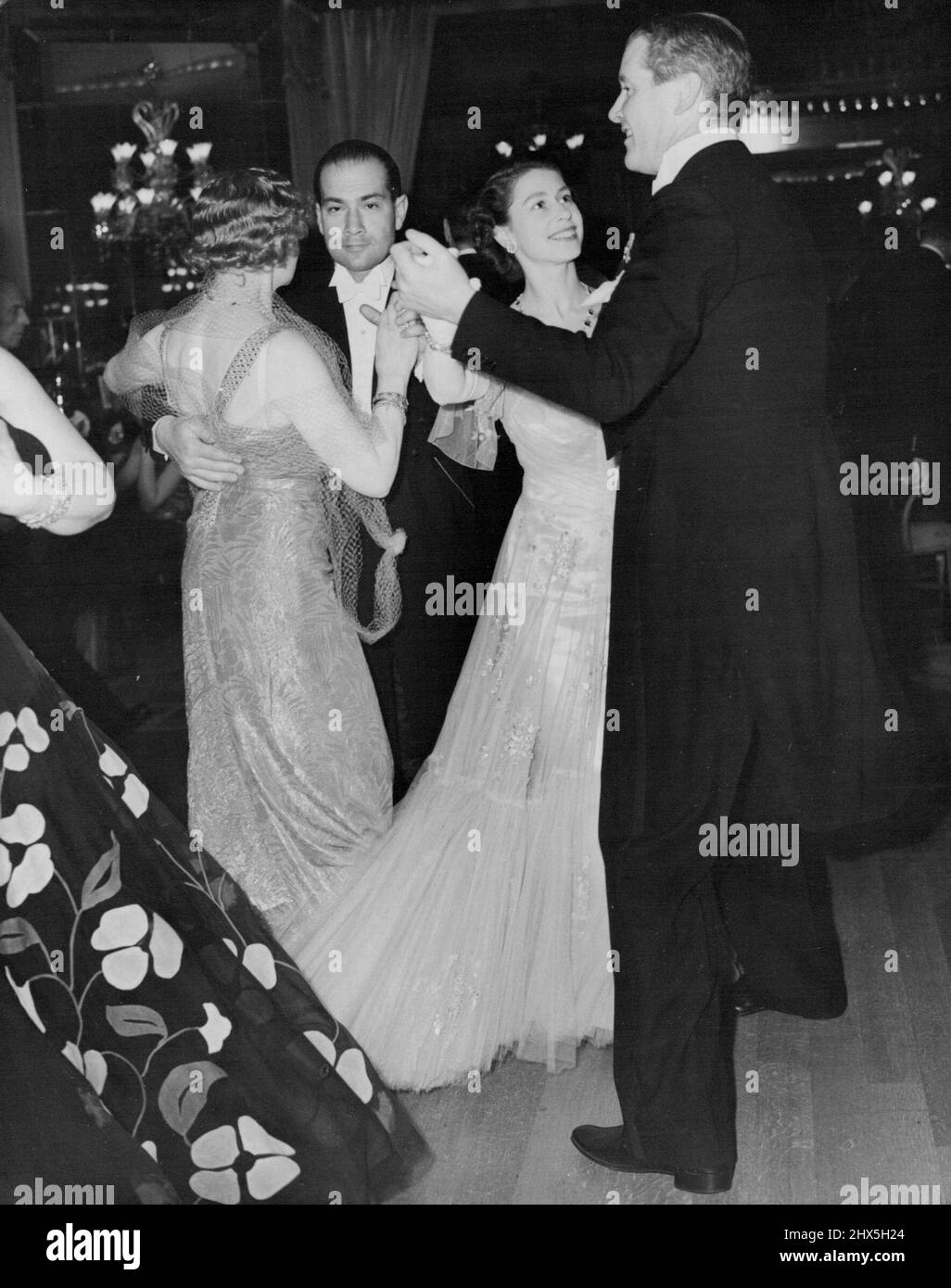 Prinzessin Elizabeth tanzt im Dorchester -- Prinzessin Elizabeth tanzt heute Abend im schwungvollen Abendkleid mit engen Falten beim Midsummer Festival Ball im Dorchester Hotel, London. 27. Juni 1951. (Foto von Reuterphoto). Stockfoto