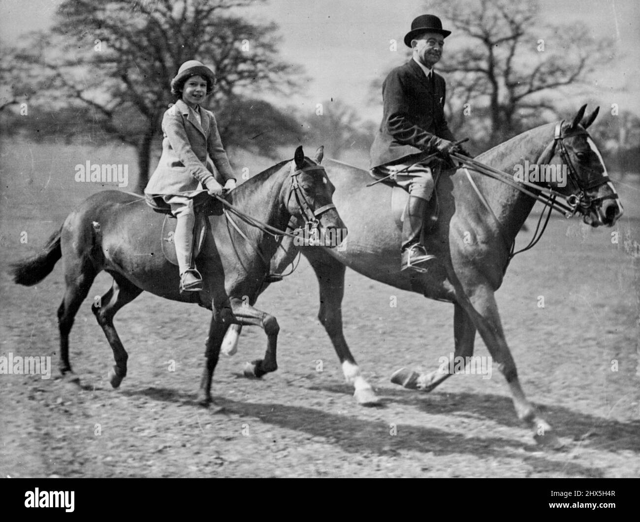 Prinzessin Elizabeth im Sattel -- Prinzessin Elizabeth, Tochter des Herzogs und der Herzogin von York, die mit ihrem Onkel, dem Herzog von Gloucester, reitet, der gerade von seiner australischen Tour zurückgekehrt ist, begleitet vom Reitmeister Mr. Owen im Windsor Great Park, Windsor. 09. Juni 1954. (Foto von Associated Press Ltd.). Stockfoto