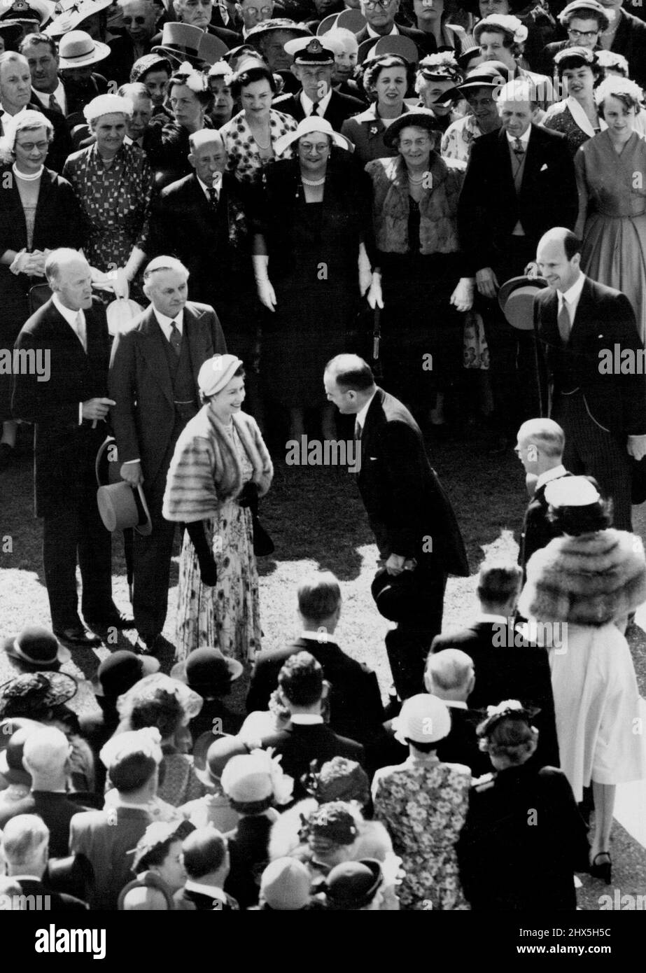 Königliche Gartenparty. H.M. The Queer spricht heute Nachmittag mit einigen ihrer Gäste während der Royal Garden Party. Über 7.000 Personen nahmen an der Krönungsgartenparty Teil, die heute Nachmittag auf dem Gelände des Buckingham Palace stattfand. 28.Mai 1953. (Foto von Fox Photos). Stockfoto