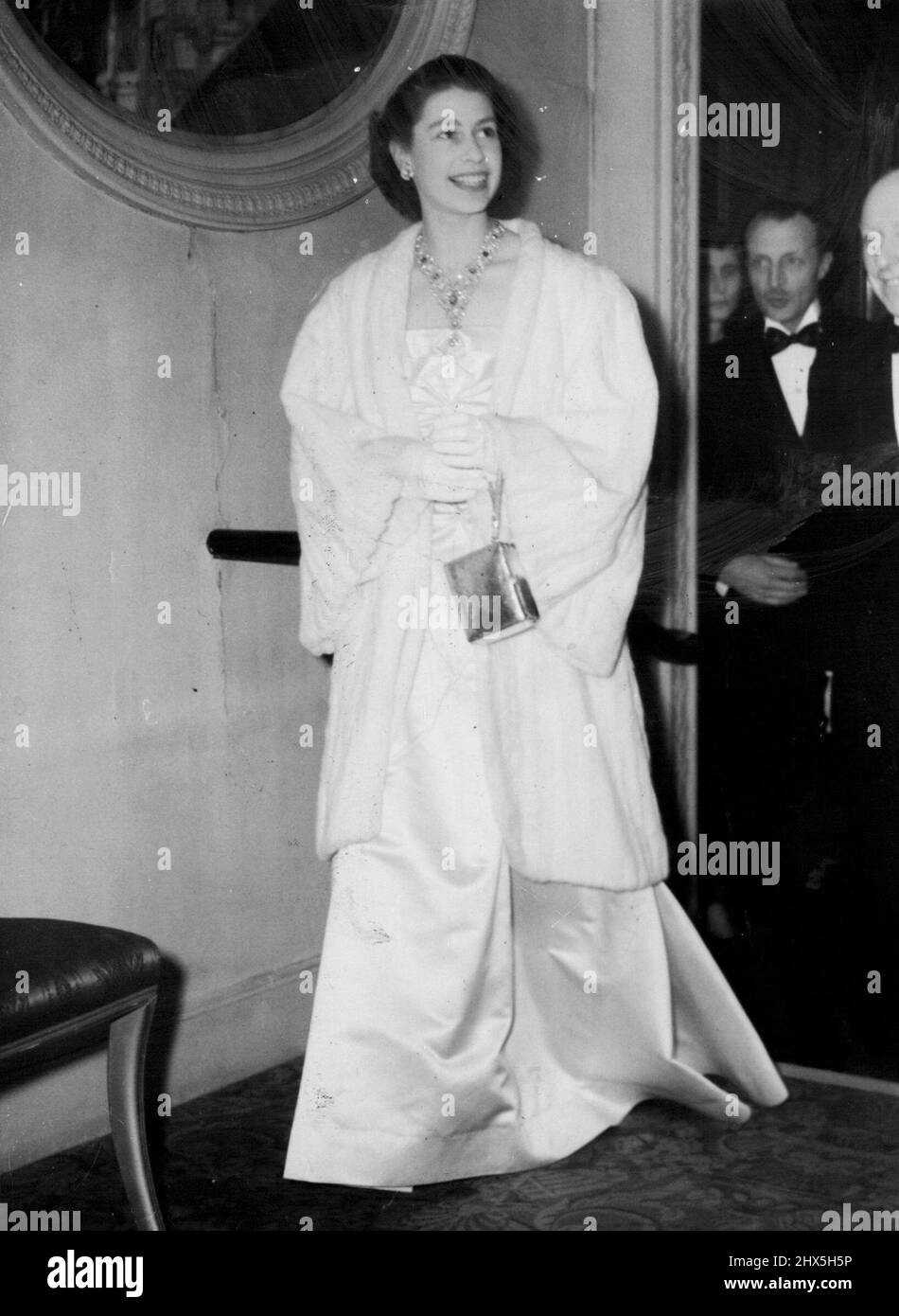 Prinzessin Elizabeth geht zum Ballett. Prinzessin Elizabeth, die einen weißen Pelzmantel über ihrem weißen Abendkleid trägt, kommt zur Eröffnungsvorstellung des Sadler's Wells Ballet am Royal Opera House, Covent Garden, an. „Die Schlafende Schönheit“. 21. Februar 1951. Stockfoto