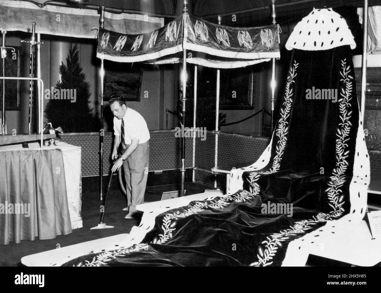 Die Krönungsrobe der Königin, schwer und prächtig, wird heute bei der