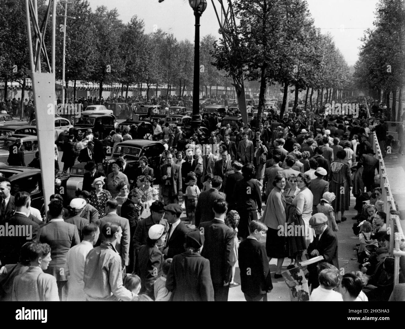 Das war gestern die Mall - ein kriechender, unendliche Strom von Menschen und Autos. Sie waren dort, um die Triumphbögen, die Krönungsdekorationen, den Palast zu sehen – alles, was es zu sehen gab. Das Krönungsfieber lag in der Luft. 26.Mai 1953. (Foto von Daily Mirror). Stockfoto