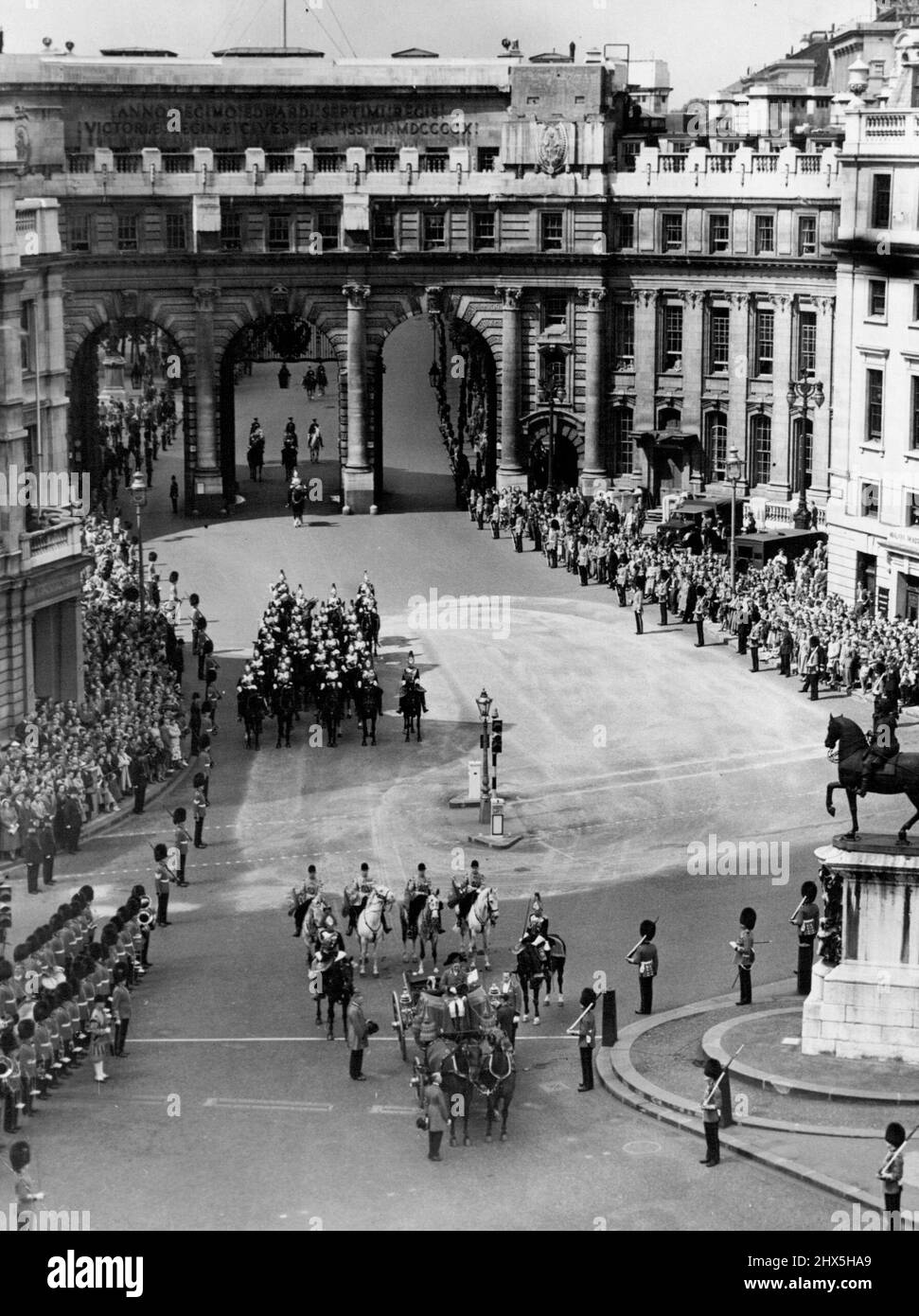 Die Krönung Wurde Am Charing Cross Ausgerufen. Allgemeine Ansicht am Charing Cross, als die Proklamation von einem offenen Wagen durch den Lancaster Herald, Mr. A.G.D. verlesen wurde Russell. Mit einem jahrhundertealten Zeremoniell wurde heute (Samstag) in London das Krönungsdatum von Königin Elizabeth II., 2. Juni 1953, ausgerufen. Die Proklamation wurde zuerst vom Balkon des St. James's Palace gelesen. Dann gingen die Herolde in einer Kutschen-Prozession, um die Verkündigung am Charing Cross zu wiederholen. Temple Bar und die Royal Exchange. 7. Juni 1952. (Foto von Reuterphoto). Stockfoto