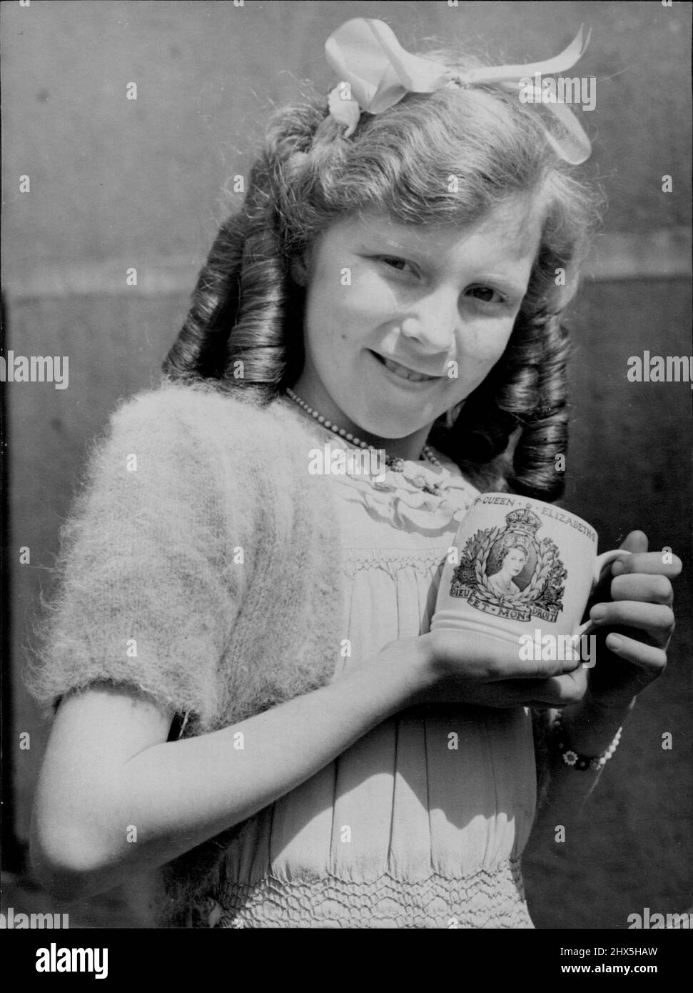 Queen's Choice als Krönungs-Souvenir für Kinder. Der Spode-Copeland Krönungsbecher, den die Königin als persönliches Krönungsgeschenk für alle Kinder der Arbeiter auf den königlichen Estates ausgewählt hat. Für diese Kinder wurden 760 Tassen in den Spode-Copeland-Werken in Stoke-on-Trent bestellt, 400 davon in Sandringham, 170 in Balmoral, 176 in Windsor und 14 im Buckhingham Palace. 12.Mai 1953. (Foto von Reuterphoto). Stockfoto