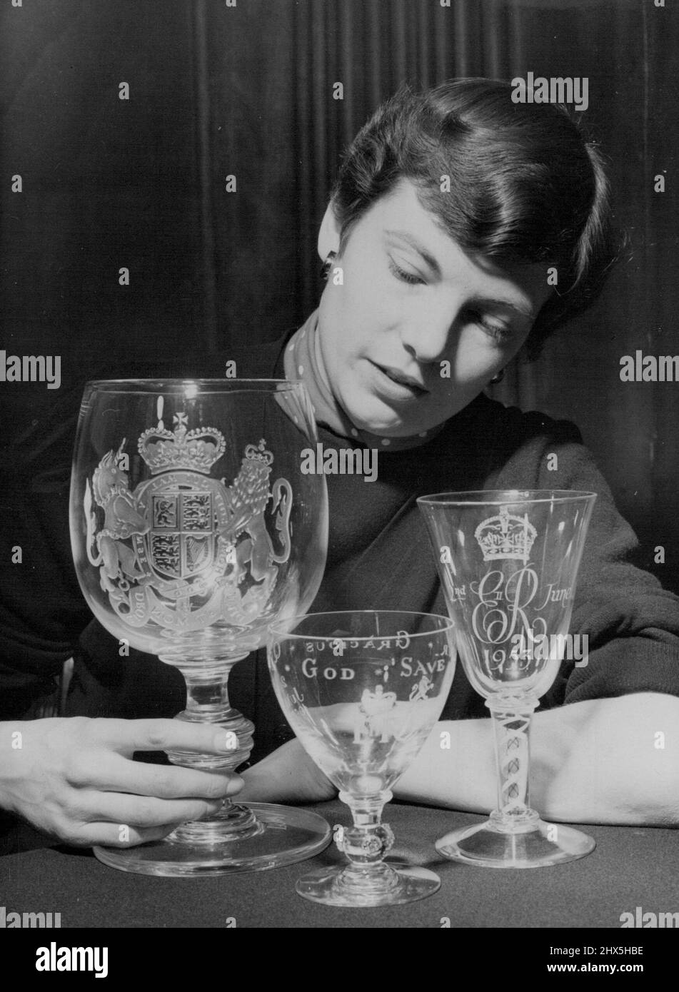 Verdienst-Wer Krönungsmitbringsel. Anne Sratton von Highgate Village, London, mit drei der Souvenirs, die mit Verdiensten ausgezeichnet wurden. Von links nach rechts: Kelch von Thomas Webb & Corbett, Ltd., Stourbridge, Worcestershire; Crown Runner von Stevens & Williams, Ltd., Brierley Hill, Staffordshire; und Gedenkbecher von James Powell & Sons, Ltd. Harrow, Middlesex. Fünfzig Krönungserinnerungen, die vom Komitee für Krönungserinnerungen aus 900 genehmigten Designs für besondere Auszeichnungen ausgewählt wurden, wurden heute (Freitag) auf der Handelsausstellung des Rates für Industriedesign im Tilbury House, Petty France, London, gezeigt. Stockfoto