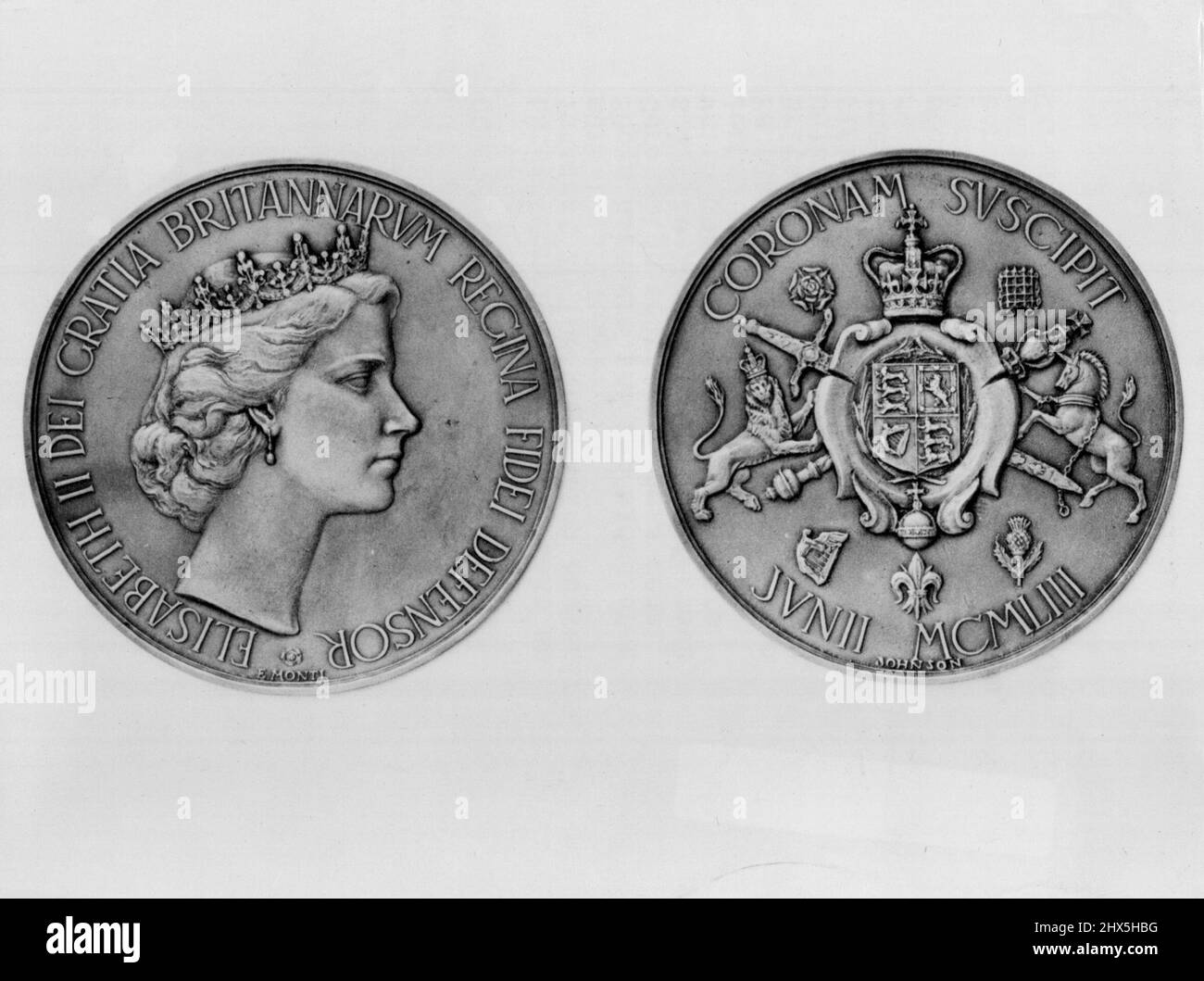 Krönungsmedaille - Made in Italy. Das neueste ausländische Land, das auf dem Markt für Krönungserinnerungen ein Internet hat, ist Italien. Hier sind die beiden Seiten eine Krönungs-Souvenir-Bronzemedaille, etwas größer als eine Halbkrone, die von Cesare Johnson, einem Mailänder Hersteller, geprägt wurde. Er plant, Expertenbefehlen in Großbritannien, dem Commonwealth und den Vereinigten Staaten zu beantragen. Der 50-jährige Emilio Monti entwarf die Medaille. 4. März 1953. (Foto von Reuterphoto). Stockfoto