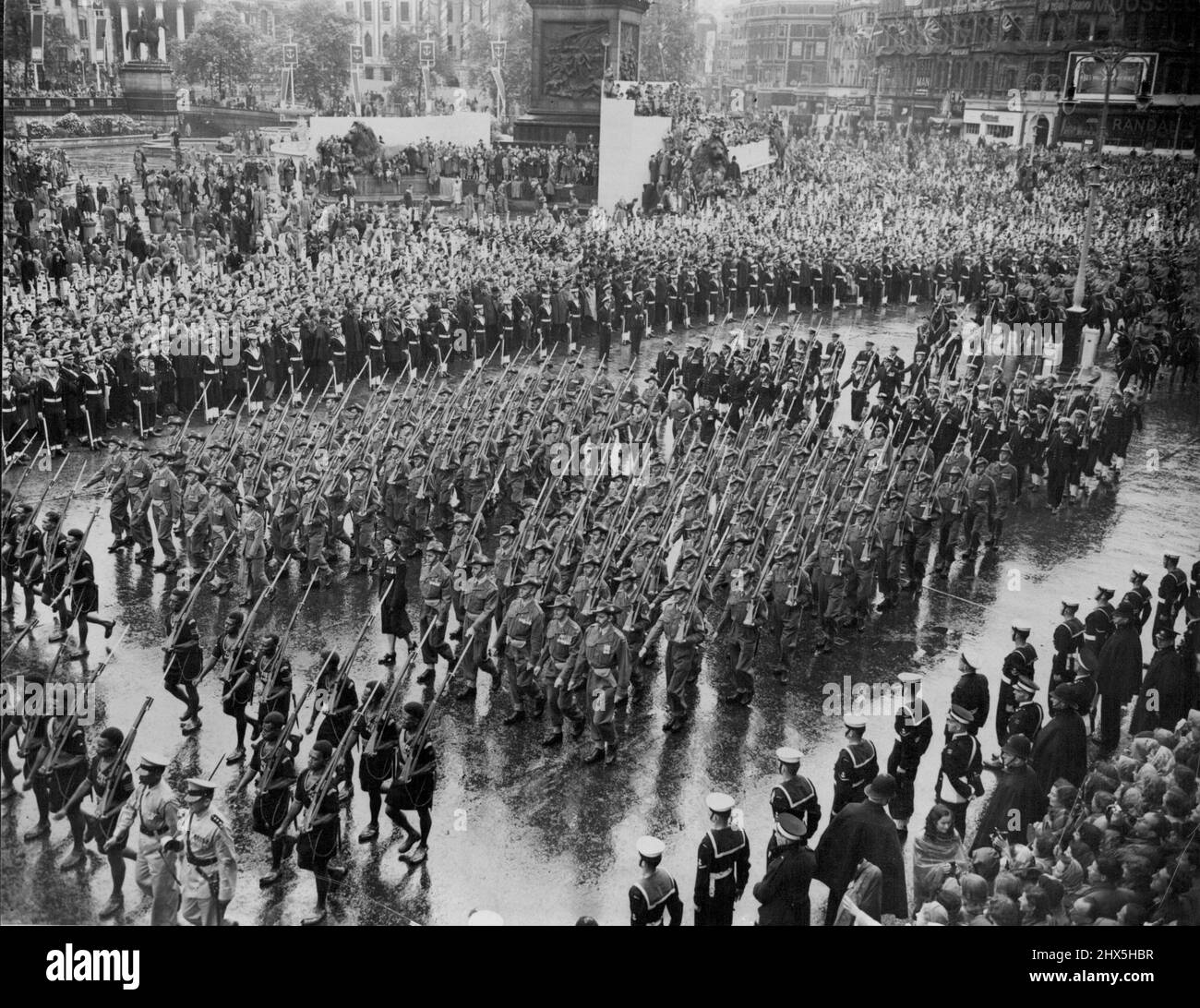 Aussies im Krönungsmarsch. Das australische Kontingent marschieren mit ihren markanten Schlammhüten durch den Trafalgar Square auf der Rückkehr von Westminster Abbey zum Buckingham Palace nach der heutigen Krönung der Queen (Dienstag). 2. Juni 1953. (Foto von Reuterphoto). Stockfoto