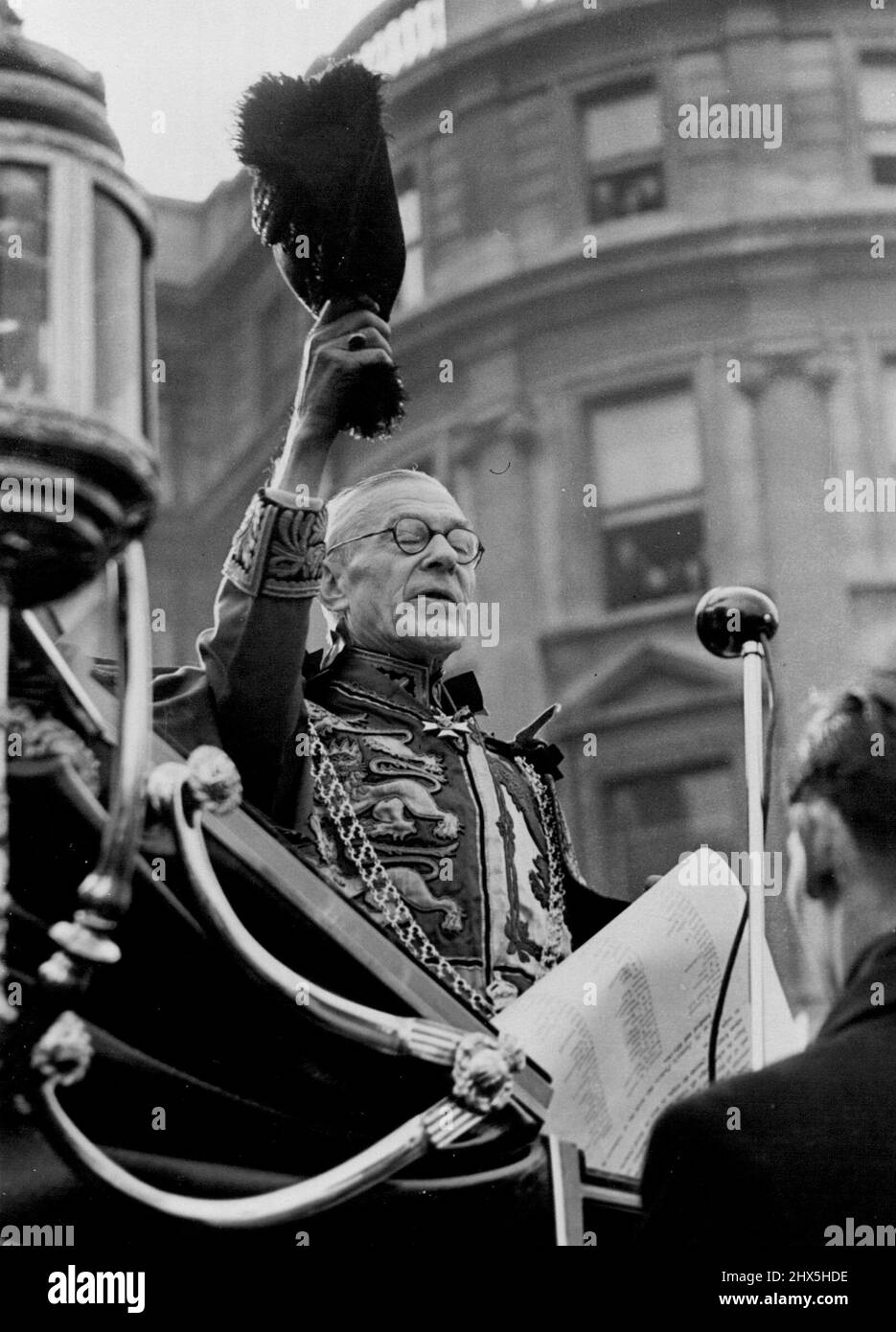 Verkündet Elizabeth Queen. Raiding seinen Hut, die Lancaster Herald, Mr. A.G.B. Russell nennt Gott Save the Queen', nachdem er die traditionelle Proklamation über den Beitritt von Königin Elizabeth II. Am Charing Cross gelesen hatte. Die Proklamation, die zuerst im St. James's Palace gelesen wurde, wurde danach in verschiedenen Teilen der City of London gelesen. 8. Februar 1952. (Foto von Planet News Ltd.). Stockfoto