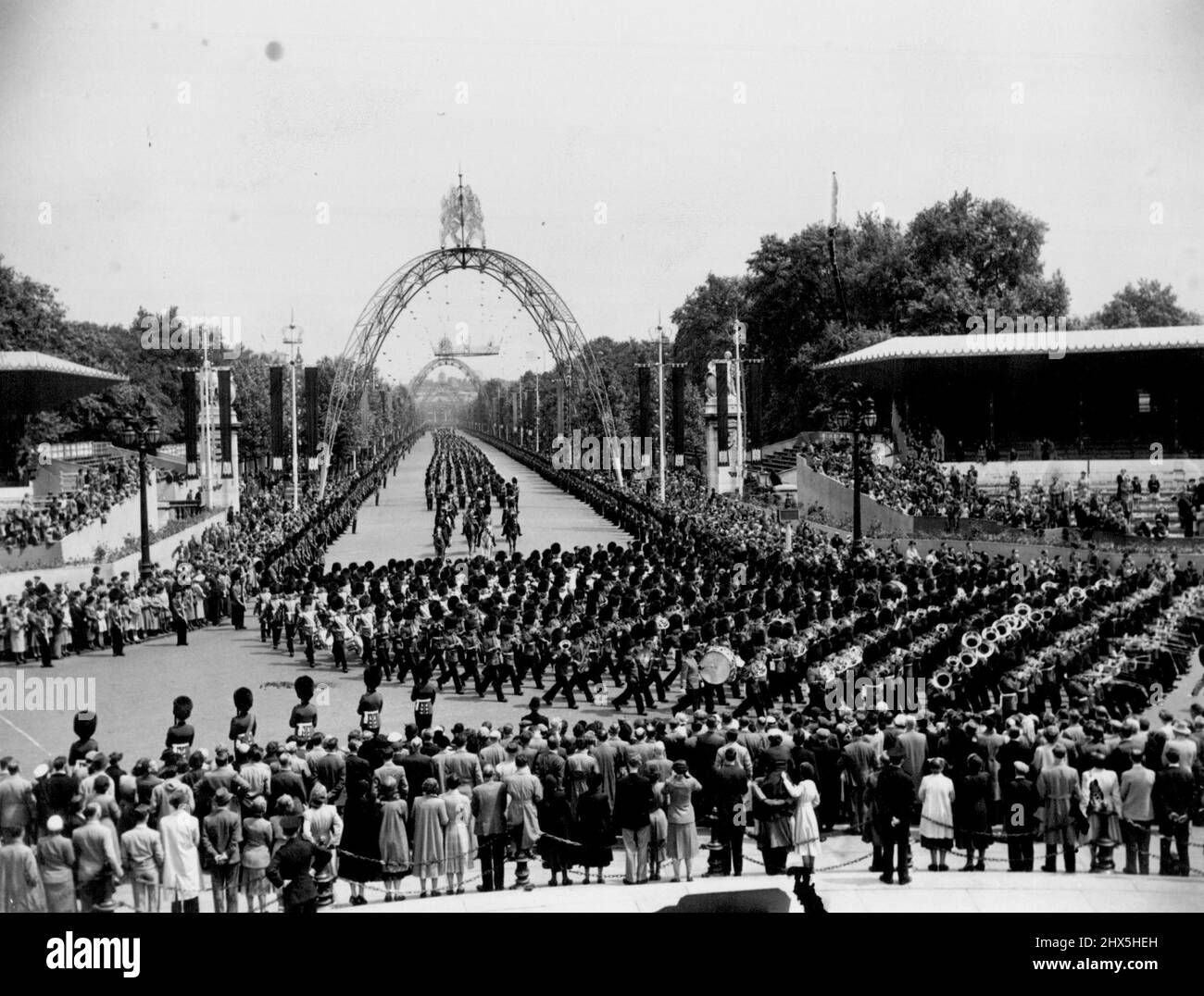 In der Mall -- Menschenmengen beobachten die Wachen, während sie während der Probe der Trooping the Color Zeremonie, die am Donnerstag, dem offiziellen Geburtstag der Königin, stattfindet, durch die Mall marschieren. 9. Juni 1953. (Foto von Daily Express Picture). Stockfoto