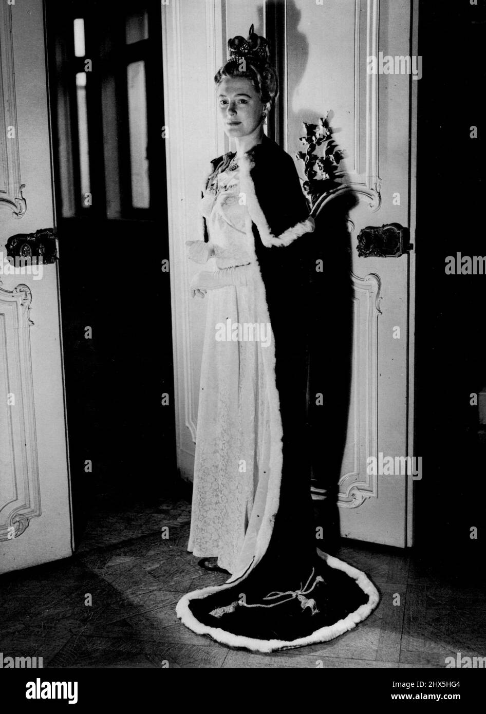 Coronation Hair Styles 'Coronation Fantasy' . . . . Eine Fantasy-Frisur, die kürzlich auf einer internationalen Veranstaltung in Brüssel gezeigt wurde. Coronation Frisuren von den Mitgliedern der Gemeinschaft der Friseurkünstler Großbritanniens im Park Lane House heute. 10. Februar 1953. (Foto von Paul Popper Ltd.). Stockfoto