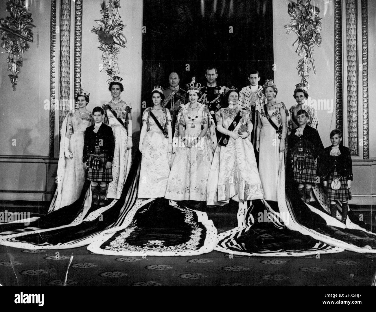 Königliche Familie in ihren Krönungsroben -- die Königin, die die Imperial State Crown und Krönungsroben trägt, mit anderen Mitgliedern der königlichen Familie im Buckingham Palace nach der Krönungszeremonie. Von links nach rechts: Prinzessin Alexandra von Kent; Prinz Michael von Kent; die Herzogin von Kent; Prinzessin Margaret; der Herzog von Gloucester; die Königin; der Herzog von Edinburgh; Königin Elizabeth; die Königin Mutter; der junge Herzog von Kent; die Prinzessin Royal; die Herzogin von Gloucester; Prinz William und Prinz Richard von Gloucester. Prinzessin Margaret (rechts von der Königin) wird mit anderen Mitgliedern von fotografiert Stockfoto