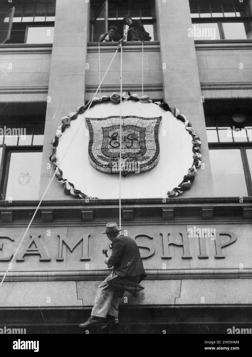 Die 4000-teilige Kristallkrönungskodierung auf der Vorderseite der Union Steamship Co. In der William Street wurde erstmals zur Dekoration der Büros des Unternehmens für das Jubiläum von Königin Victoria im Jahr 1897 verwendet. 3. Juni 1953. Stockfoto
