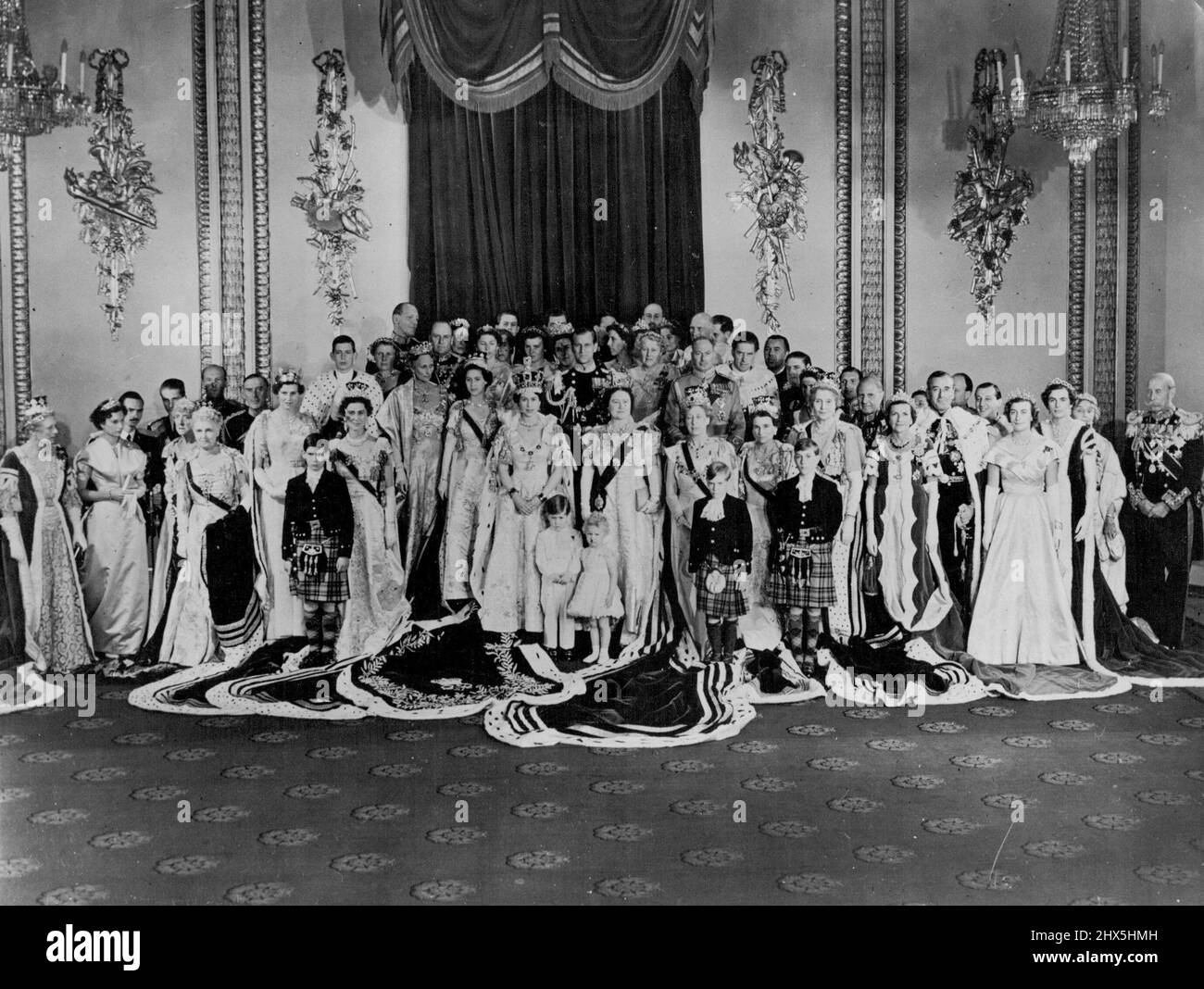 Die Krönungsgäste waren angetan -- das großartige Gruppenbild mit Ihrer Majestät und den Krönungsgästen, das gestern Abend im Thronsaal des Buckingham Palace aufgenommen wurde. 03. Juni 1953. (Foto von Paul Popper Ltd.). Stockfoto